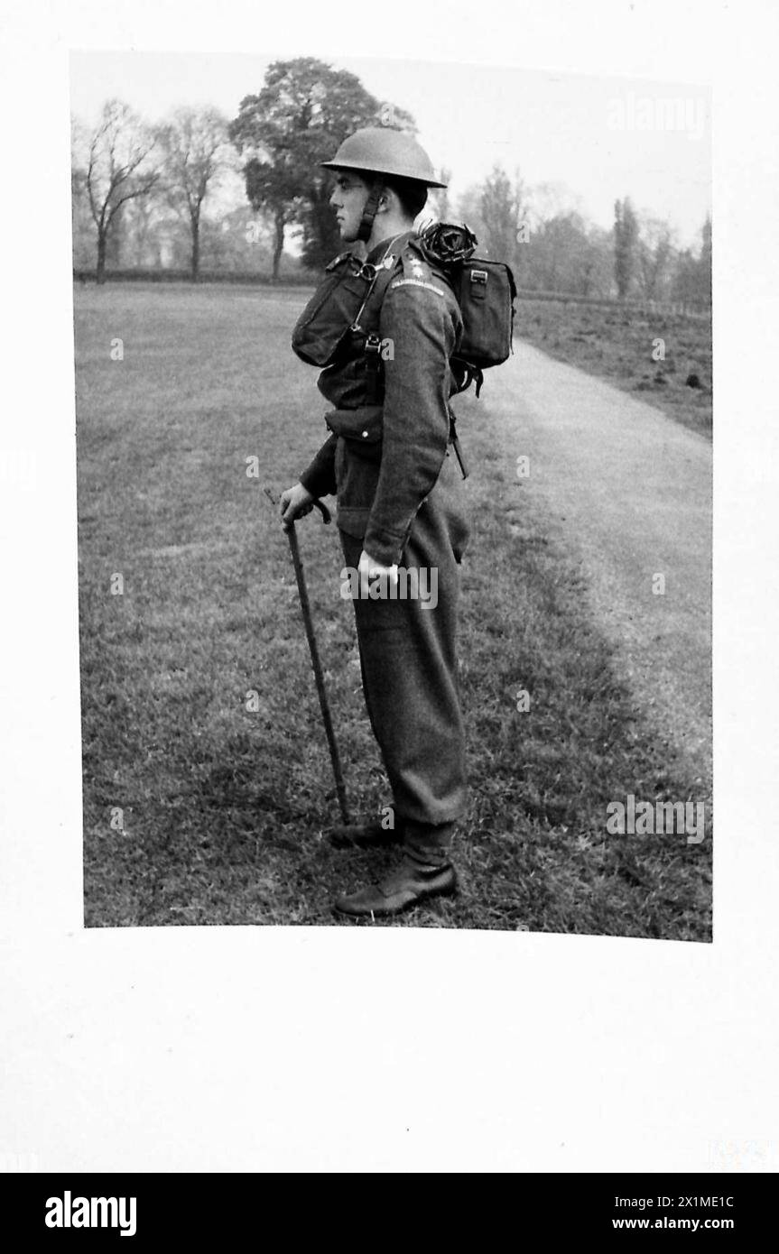 Battle Drill Order fornisce istruzioni sugli standard di abbigliamento e equipaggiamento per ufficiali e soldati dell'esercito britannico, con i dettagli sui requisiti uniformi e sull'equipaggiamento operativo. Foto Stock