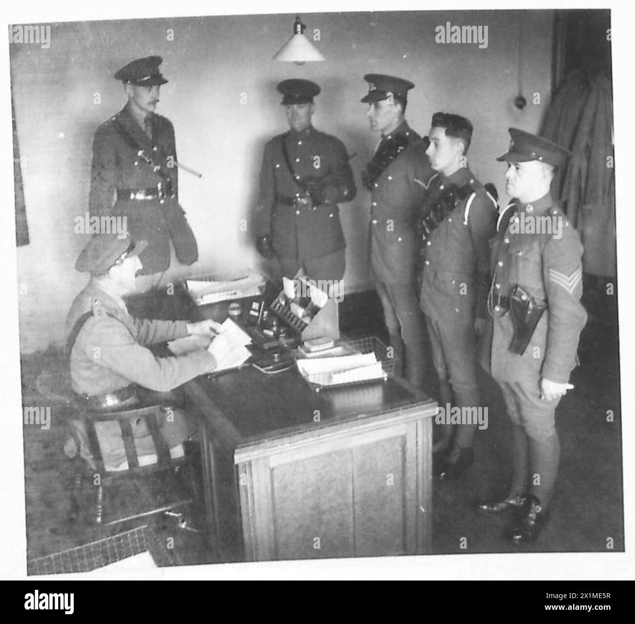 Alla Scottish Cavalry Training School, un prigioniero simulato appare davanti al colonnello nella stanza ordinata, British Army. Foto Stock Alla Scottish Cavalry Training School, un prigioniero simulato appare davanti al colonnello nella stanza ordinata, British Army. Foto Stock