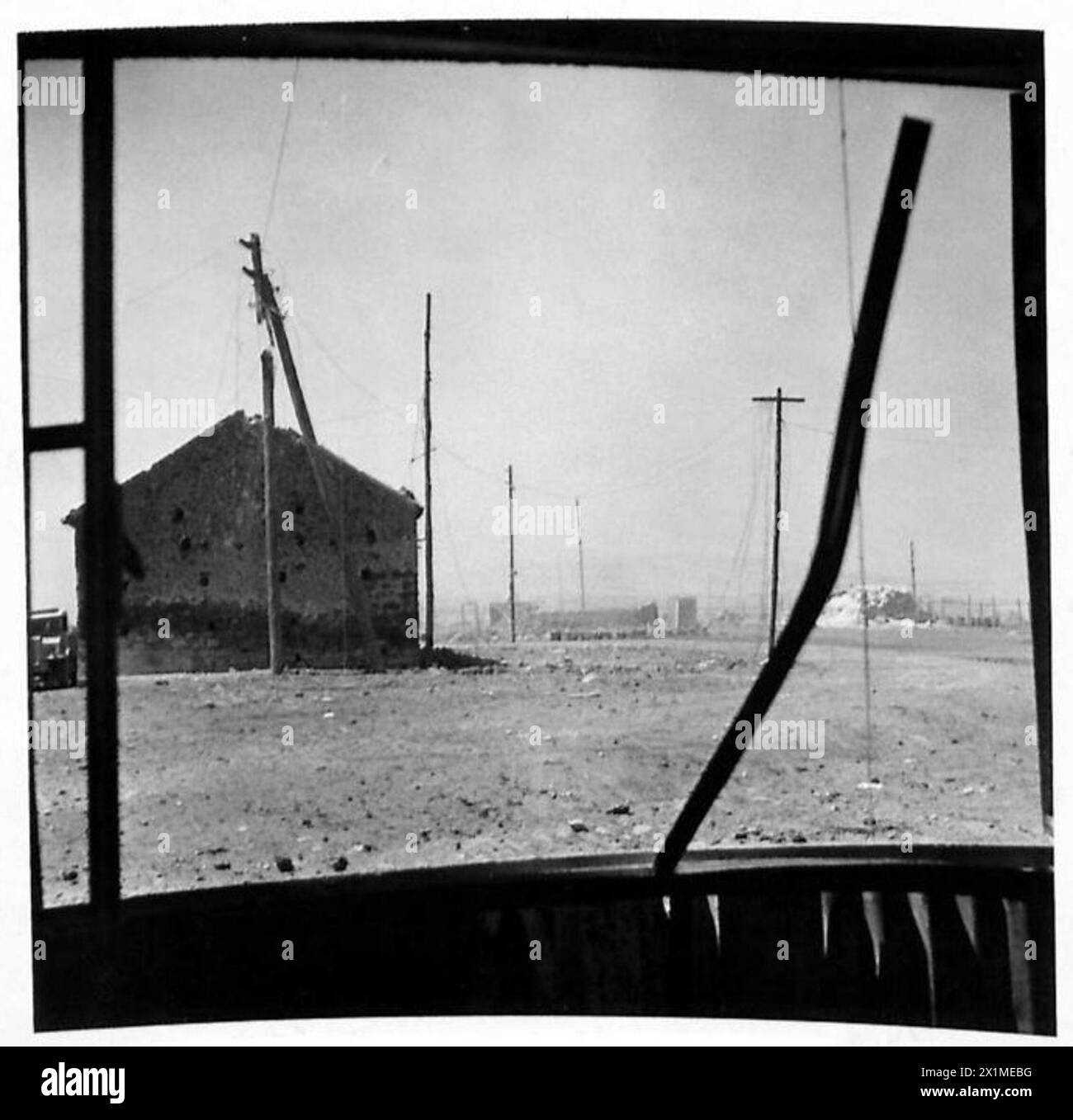 L'AVANZATA ATTRAVERSO IL CATANIAPLAIN - l'aeroporto di Gerbini, Una scena sul bordo del campo che fu pesantemente bombardata dal RAF, British Army Foto Stock