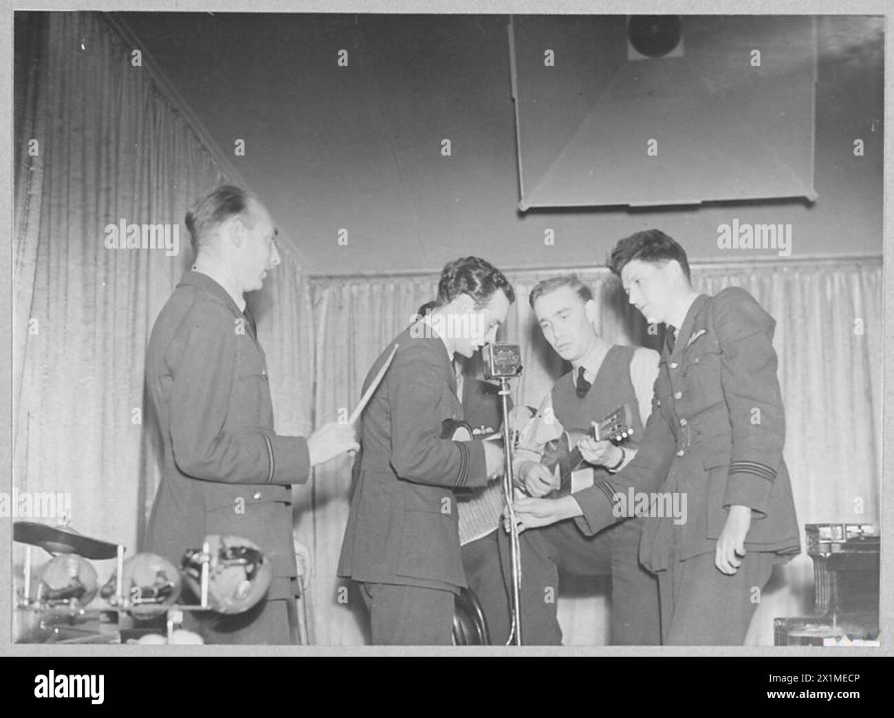 Il tenente di volo James Brindley Nicolson VC è raffigurato suonare in una band mentre si sta riprendendo in un ospedale durante la Battaglia d'Inghilterra del 1940. Foto Stock