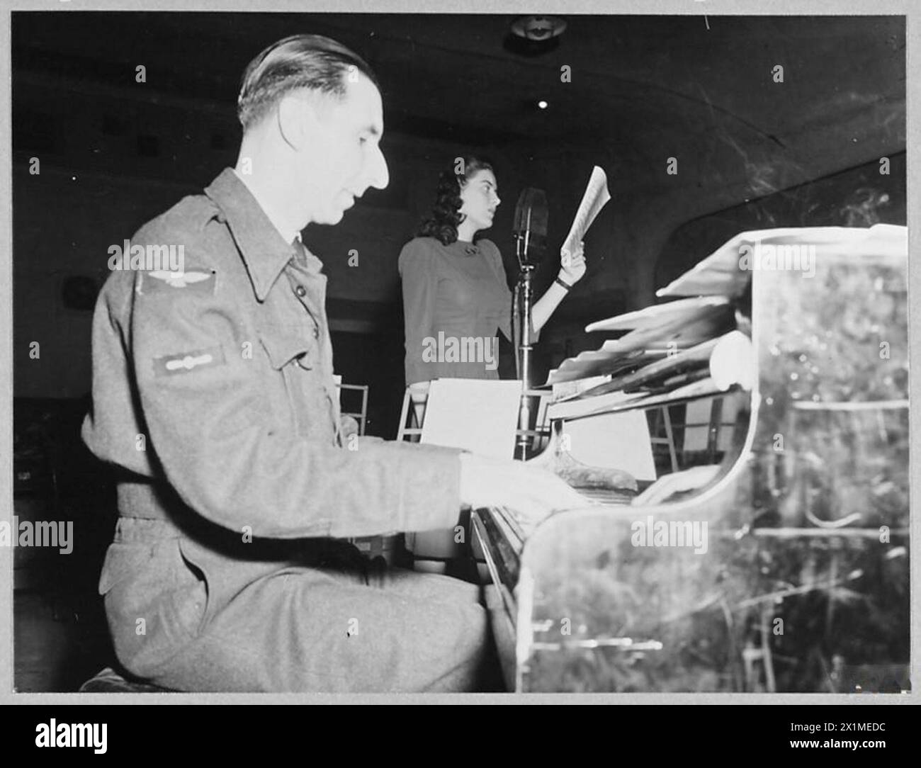 I membri della Royal Air Force No.1 Dance Band Ronnie Aldrich (pianista) e Beryl Davies (cantante) si esibiscono nel 1945. Foto Stock
