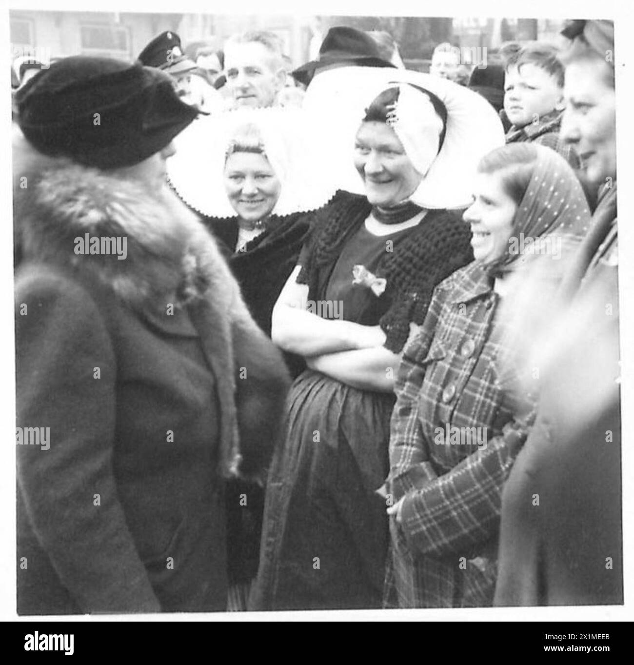 La Regina parla con ragazze e donne che indossano costumi nazionali a Flushing, osservati dal personale del 21st Army Group britannico. Foto Stock