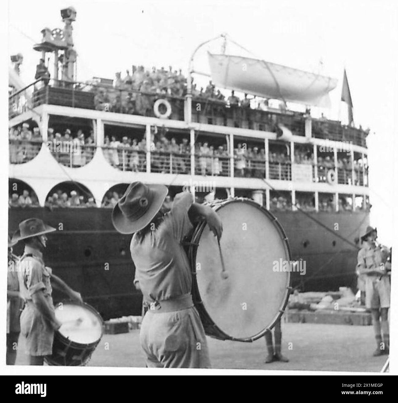 Musicisti australiani si esibiscono sul molo prima della partenza delle truppe francesi di Vichy che vengono rimpatriate dall'esercito britannico. Foto Stock