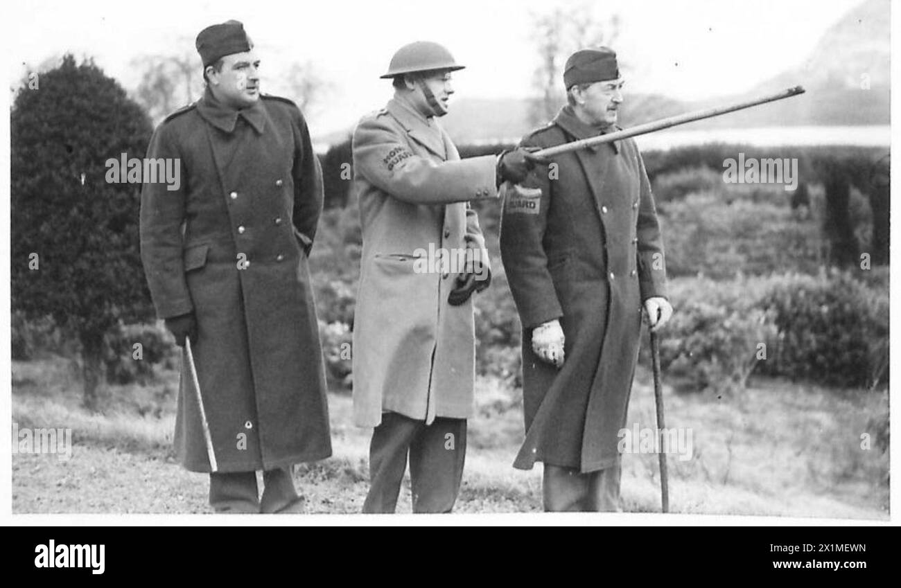 Il duca di Sutherland, comandante del battaglione della Guardia interna, ispeziona le truppe con il visconte cappellano e l'on. Nial Chaplain durante un'esercitazione nel nord della Scozia, British Army. Foto Stock