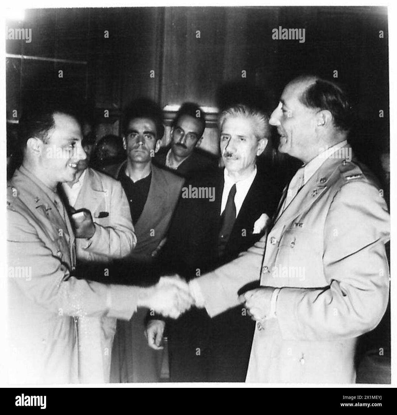 Il colonnello Fiske presenta la Stella di bronzo al tenente C. Petrillo mentre il Premier italiano visita il Club Italo-americano della stampa, British Army. Foto Stock