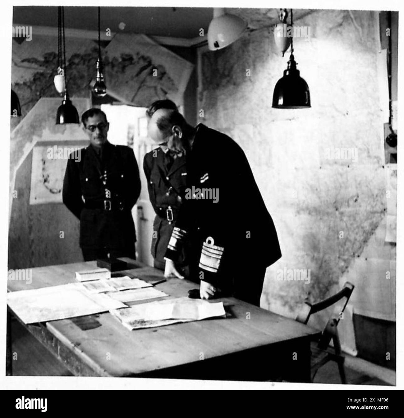 Il re Haakon di Norvegia visita il quartier generale del comando scozzese e osserva le operazioni della sezione di intelligence, British Army. Foto Stock Il re Haakon di Norvegia visita il quartier generale del comando scozzese e osserva le operazioni della sezione di intelligence, British Army. Foto Stock