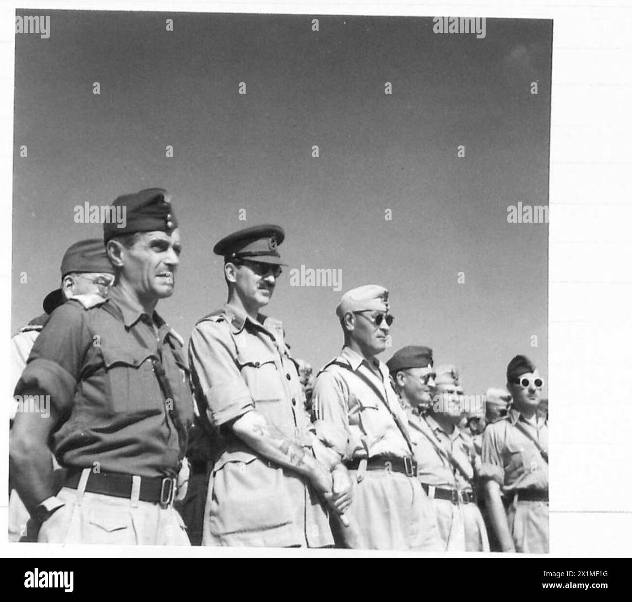 Il maggior generale Frederick Beaumont-Nesbitt osserva il passaggio di uno standard reggimento al 2° corpo polacco da parte dei rifugiati polacchi in Palestina l'11 novembre 1943 durante la cerimonia del giorno dell'indipendenza della Polonia a Gaza. Foto Stock