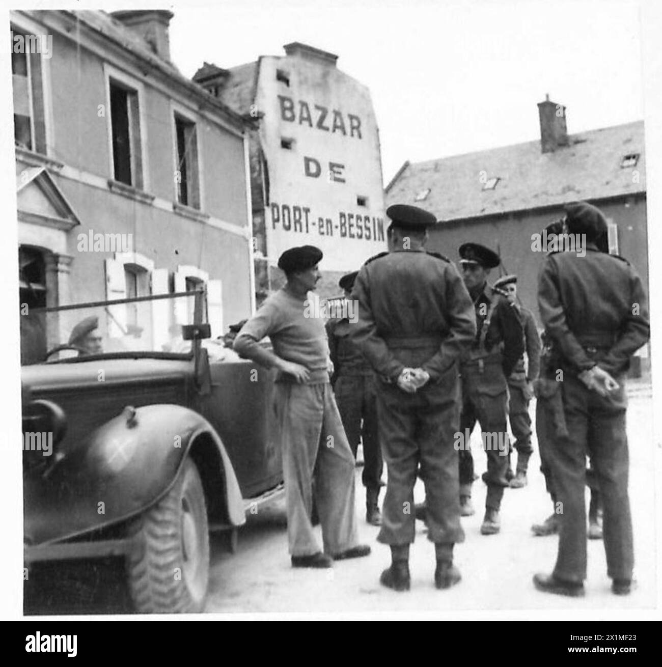 Il generale Bernard Montgomery, con ufficiali dell'esercito e della marina, ispeziona le strutture portuali a Port-en-Bessin il 10 giugno 1944, campagna di Normandia, 1944. Foto Stock