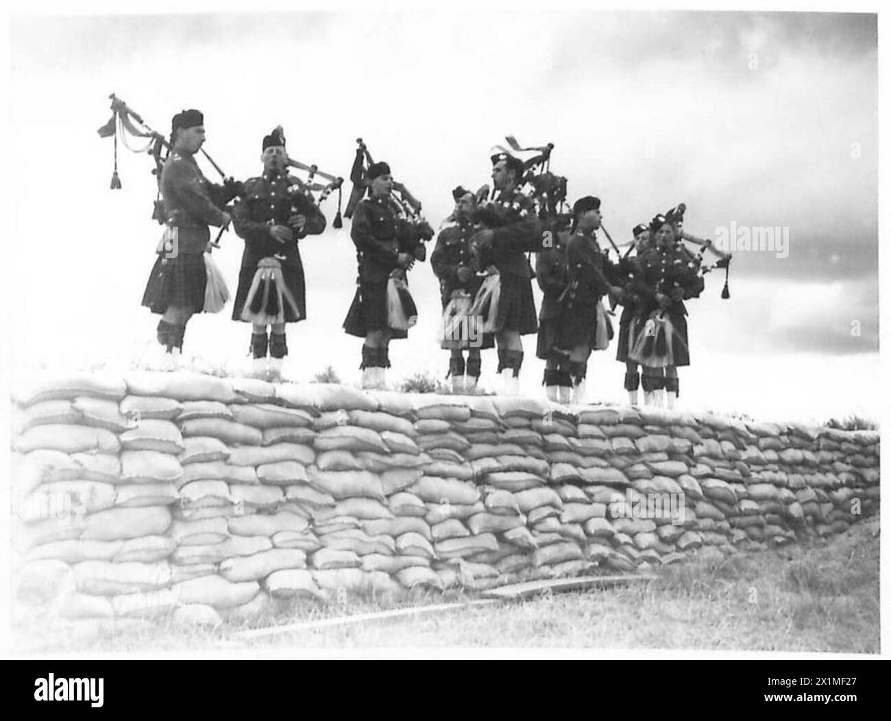 I Pipers of the King's Own Scottish Borderers eseguono la pratica mattutina mentre erano di stanza con il loro battaglione nell'Eastern Command, British Army. Foto Stock I Pipers of the King's Own Scottish Borderers eseguono la pratica mattutina mentre erano di stanza con il loro battaglione nell'Eastern Command, British Army. Foto Stock