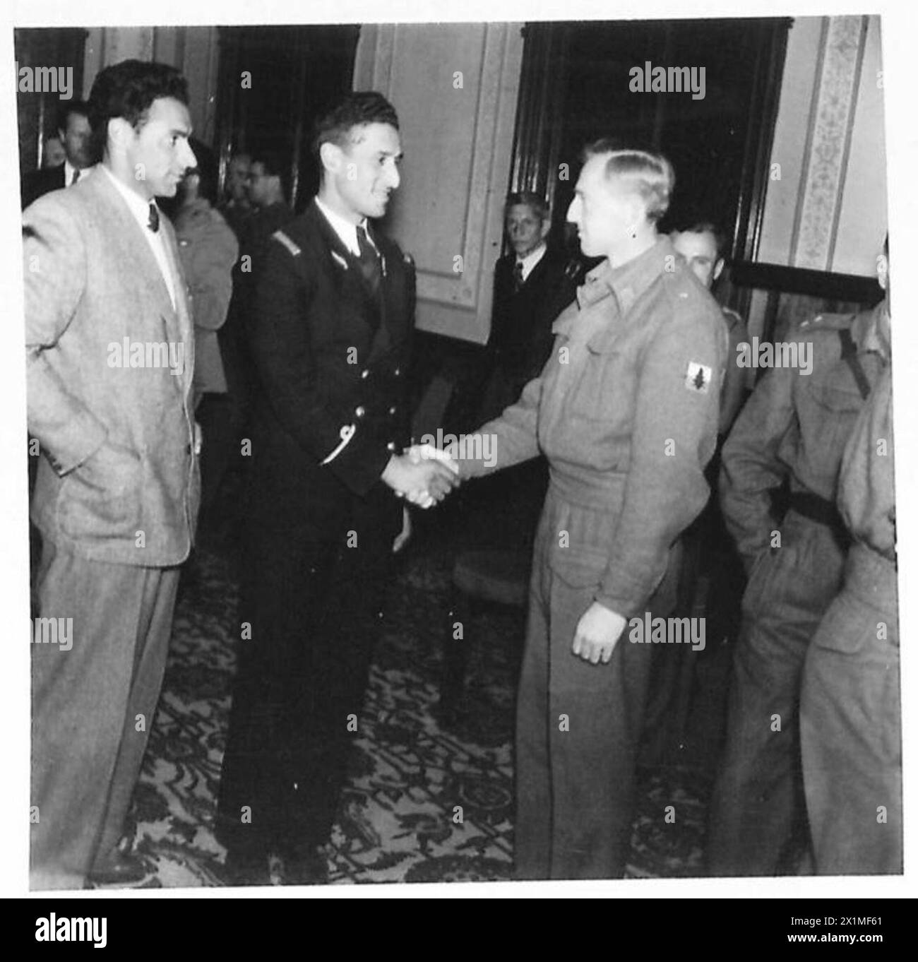 I capitani polacchi e persiani stringono la mano dopo una partita di calcio in Iran tra la squadra dell'esercito polacco della 3a Divisione fucilieri dei Carpazi e la Persia, con un punteggio finale di 3-1 per i polacchi. Foto Stock