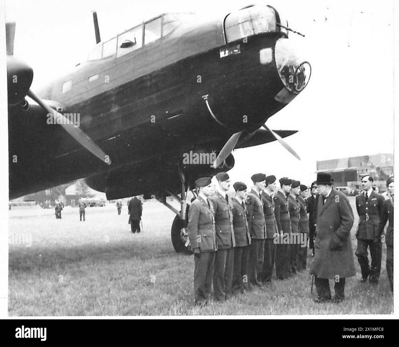 Il primo Ministro ispeziona l'equipaggio dei bombardieri Manchester e Stirling che si preparano al decollo, illustrando le operazioni dell'aviazione militare durante la seconda guerra mondiale Foto Stock