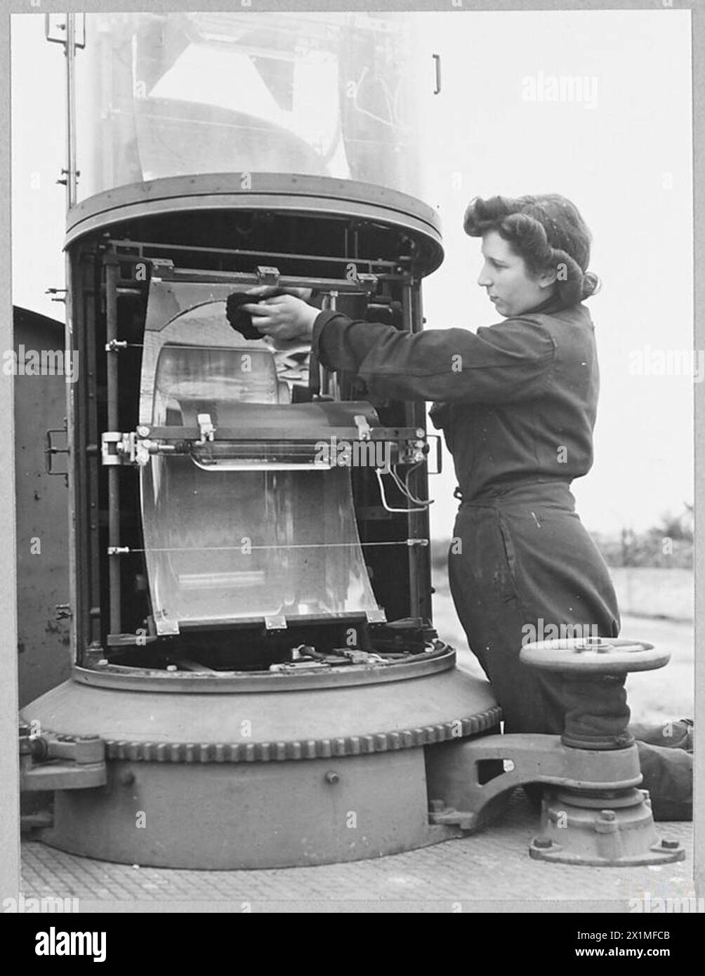 W.A.A.F. A.F. CUSTODE DEL FARO - Airfractwoman Eileen Webb del 47 Monins Road, dover, è una delle tante ragazze W.A.A.F. il cui compito è la manutenzione dei fari aerei che fanno parte dell'equipaggiamento di volo notturno delle stazioni di bombardamento R.A.F. Venti anni, Aircraftwoman Webb era un impiegato in un ufficio di disegnatore prima di diventare un elettricista della W.A.A.F. Foto (pubblicata nel 1944) mostra - Aircraftwoman Eileen Webb al lavoro sulla sua casa faro, la Royal Air Force Foto Stock