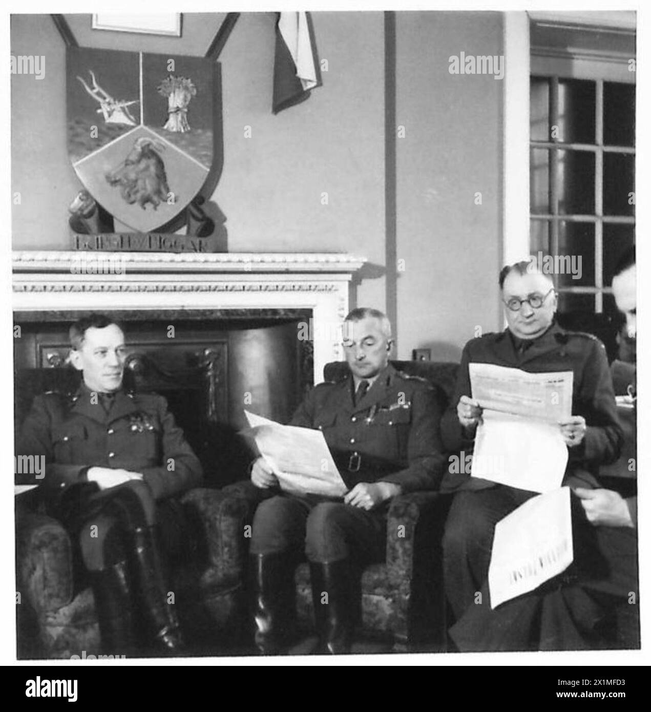 Il generale Gustaw Paszkiewicz e altri alti ufficiali della 1st Rifle Brigade lessero il bollettino informativo nella sala degli ufficiali a Cupar, in Scozia, mostrando lo stemma del Burgh of Biggar. Foto Stock