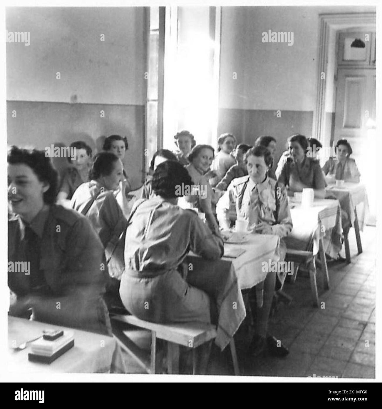 Una vista generale della stanza del servizio ausiliario dell'esercito femminile presso la caserma, mostrando tavoli e disposizione dei posti a sedere, British Army. Foto Stock Una vista generale della stanza del servizio ausiliario dell'esercito femminile presso la caserma, mostrando tavoli e disposizione dei posti a sedere, British Army. Foto Stock