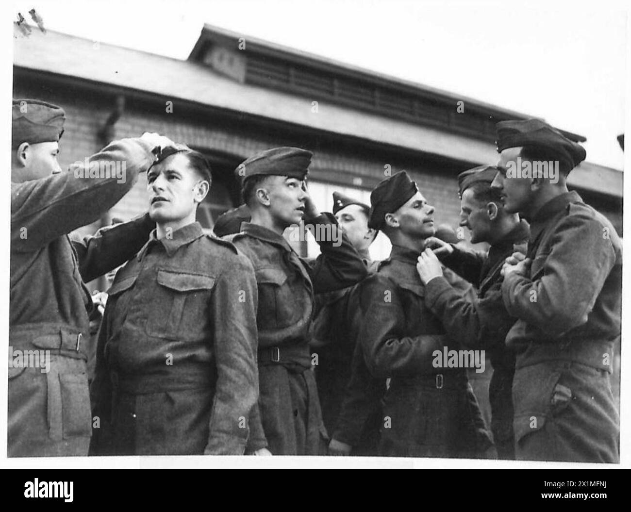 Il soldato Langley e le altre reclute modificano le loro uniformi in preparazione della loro prima parata come nuovi soldati nell'esercito britannico. Foto Stock Il soldato Langley e le altre reclute modificano le loro uniformi in preparazione della loro prima parata come nuovi soldati nell'esercito britannico. Foto Stock