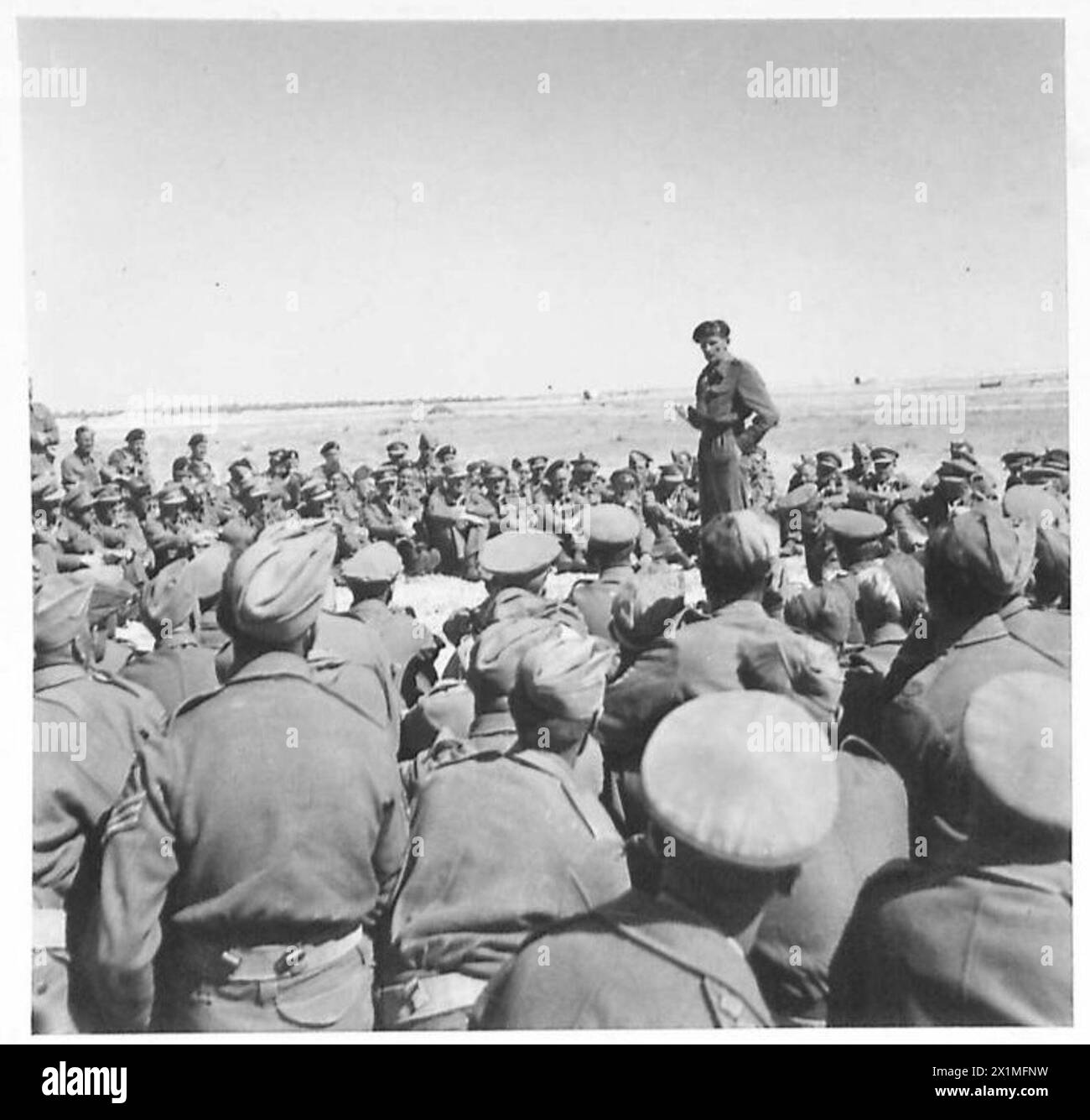 Il generale Montgomery, comandante dell'VIII Armata, si congratula con le truppe corazzate neozelandesi e inglesi per aver eseguito la manovra di accerchiamento nota come "Monty's Left Hook", costringendo il nemico a ritirarsi dalla linea Mareth. Foto Stock