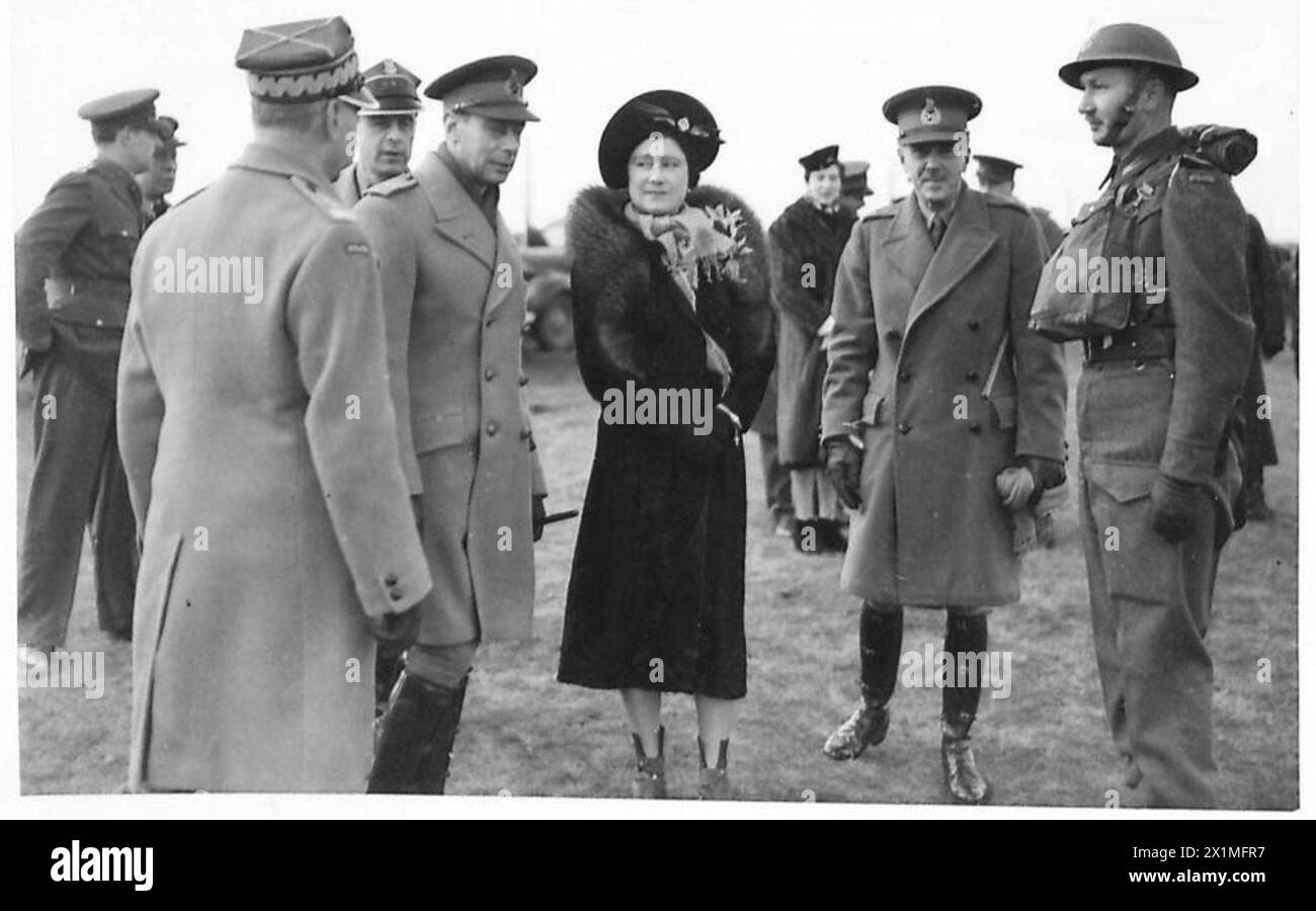 L'ESERCITO POLACCO IN GRAN BRETAGNA, 1940-1947 - Re Giorgio vi e la Regina Elisabetta in conversazione con il generale Władysław Sikorski, il primo ministro polacco e il C-in-C delle forze armate polacche, durante la loro ispezione del i corpo polacco a Glamis, 8 marzo 1941. Il generale Robert Carrington, il General Officer Commanding-in-Chief Scottish Command, è secondo da destra. Bianco e nero , Esercito britannico, Esercito polacco, forze armate polacche in Occidente, i corpo, Giorgio vi, Re, Elisabetta, Regina, Sikorski, Władysław, Carrington, Robert Harold Foto Stock