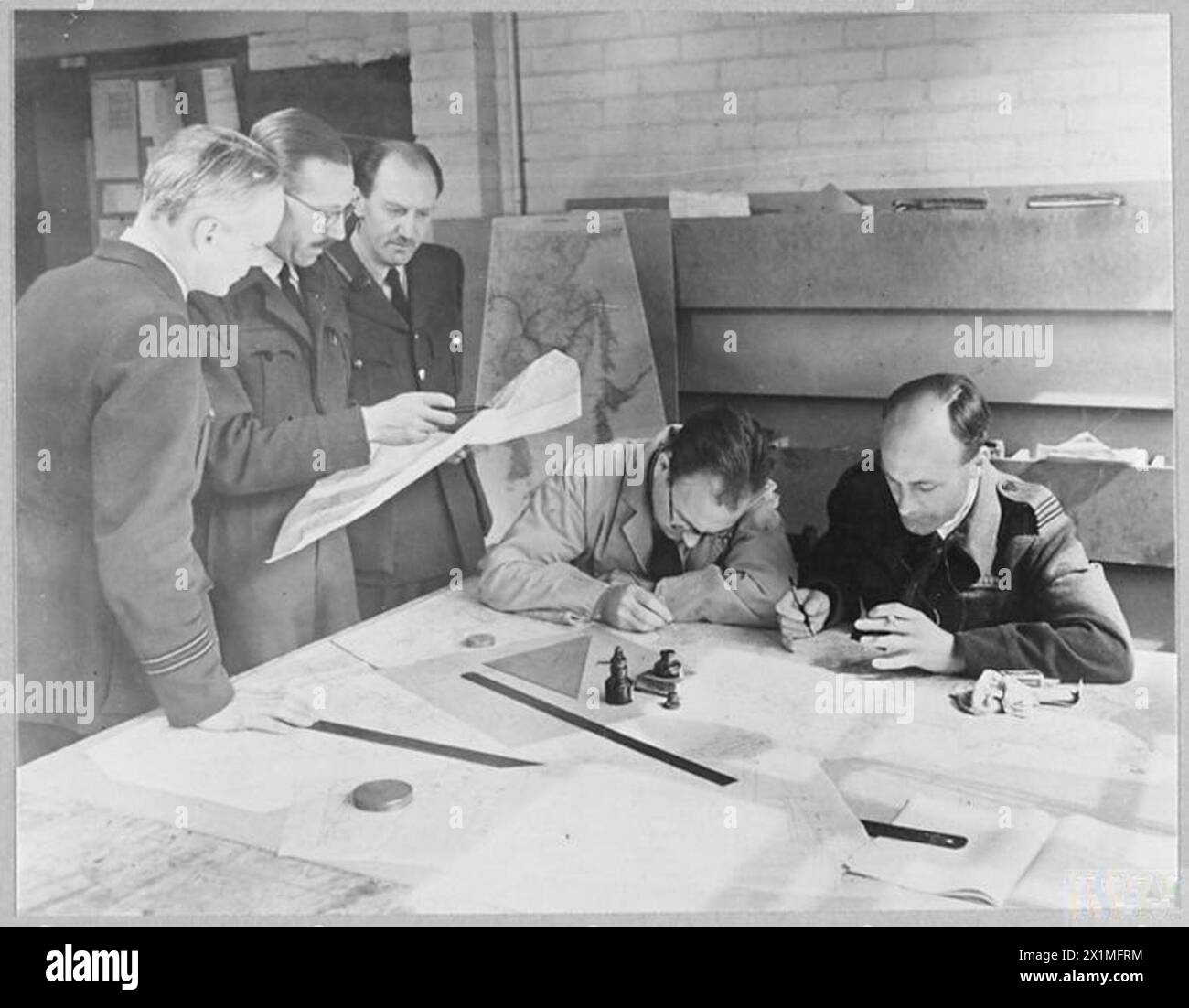 La RAF Model Making Unit crea modelli in scala utilizzando mappe e fotografie per assistere gli equipaggi nella pianificazione delle operazioni di bombardamento. Uomini e donne qualificati delle professioni artistiche producono modelli accurati per replicare gli obiettivi nel 1945. Foto Stock