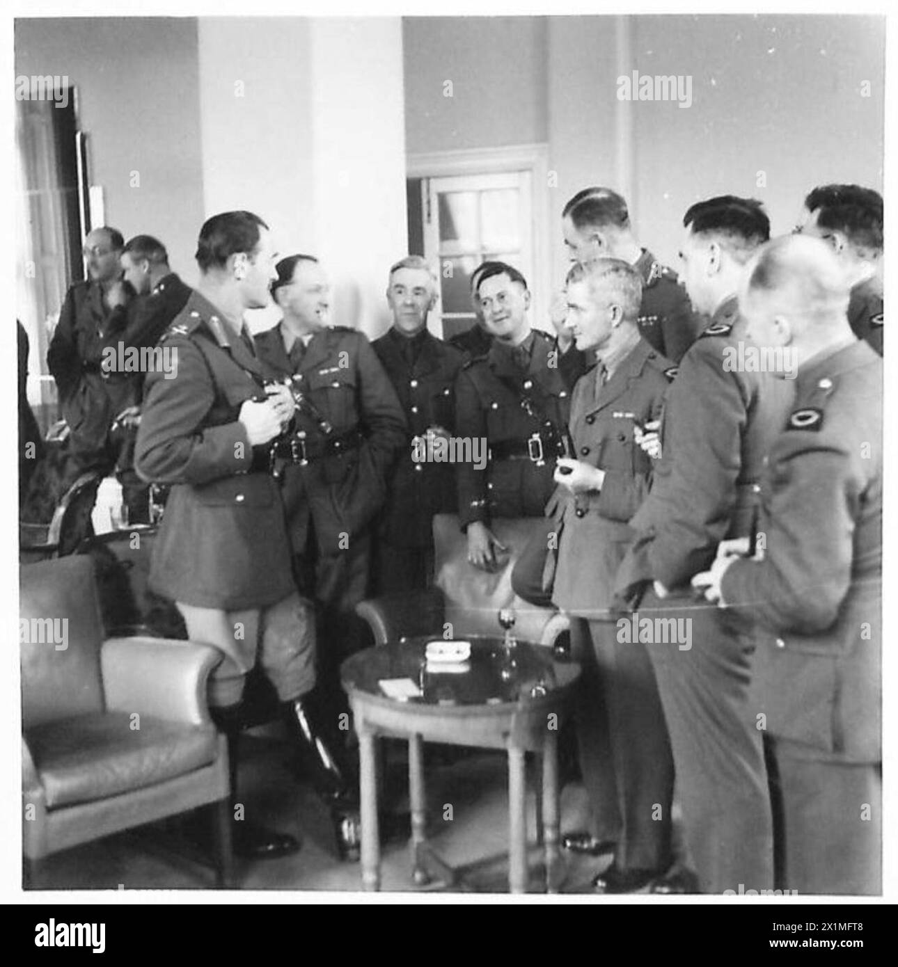 Il tenente generale Eastwood è raffigurato con corrispondenti di guerra, illustrando le interazioni tra la leadership militare e i media durante le operazioni dell'esercito britannico. Foto Stock