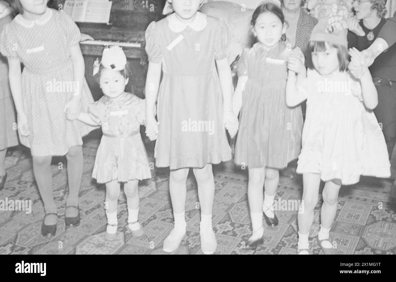 All'Admiralty House, la signora A.V. Alexander ospitò una festa natalizia per i figli degli ufficiali della marina alleata, comprese le figlie degli alleati cinesi, cui parteciparono figure di spicco come la signora Winston Churchill e la signora Ernest Bevin. Foto Stock All'Admiralty House, la signora A.V. Alexander ospitò una festa natalizia per i figli degli ufficiali della marina alleata, comprese le figlie degli alleati cinesi, cui parteciparono figure di spicco come la signora Winston Churchill e la signora Ernest Bevin. Foto Stock
