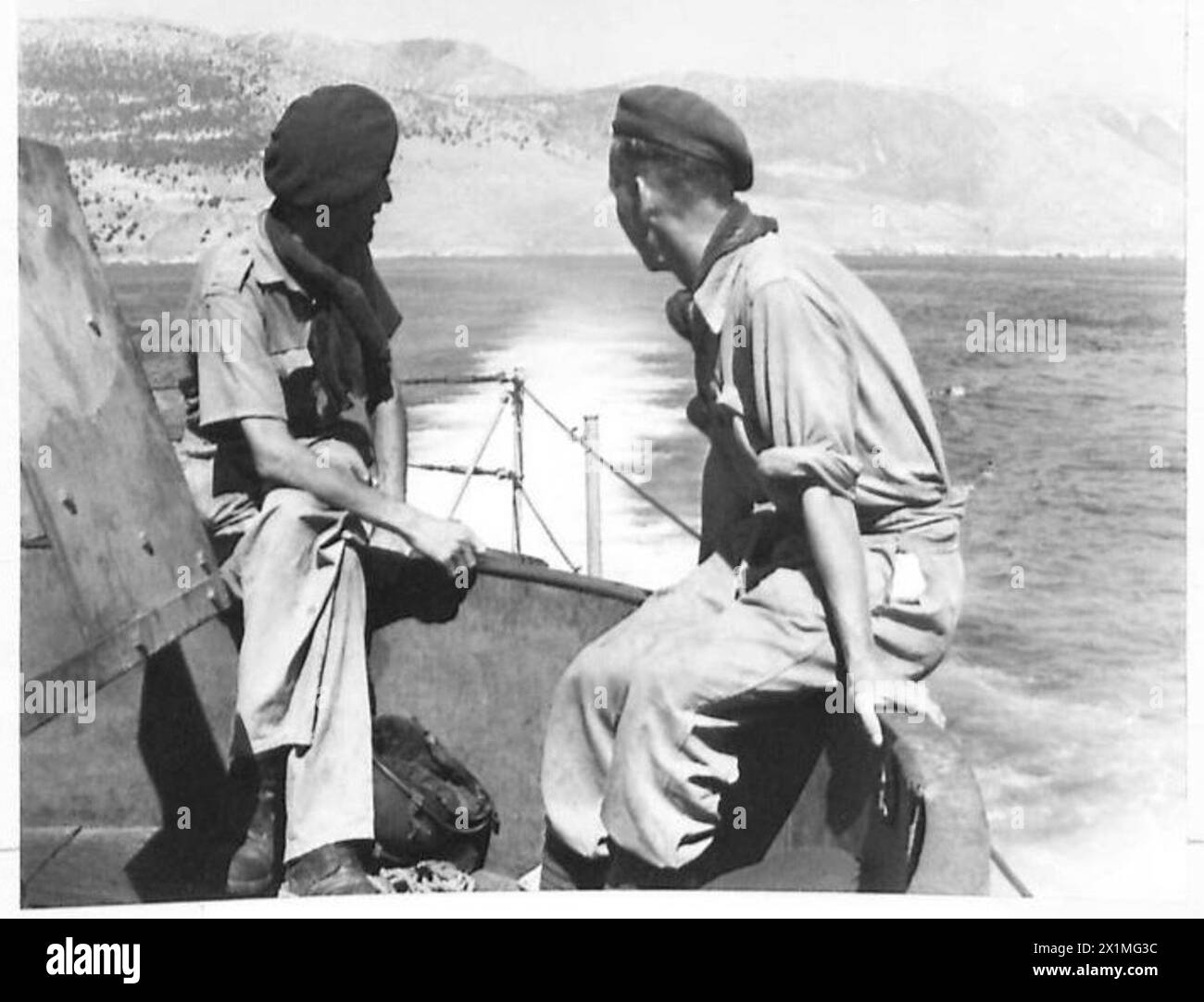 COMMANDOS RAID ALBANIA - due Commandos guardano indietro alla costa in declino dell'Albania mentre il L.C.I. si allontana durante il viaggio di ritorno. Sentono che probabilmente è "au revoir” e non "addio” a questa parte del mondo, l'esercito britannico Foto Stock