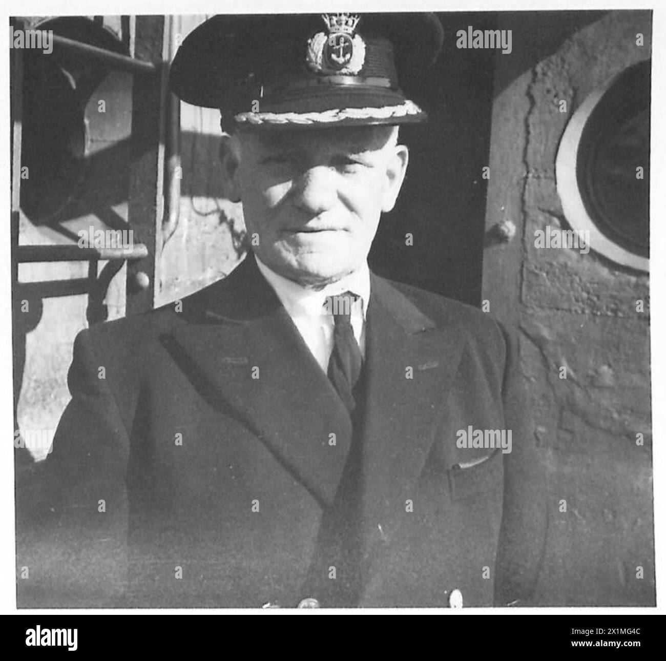 Il capitano P. Warrington, Maestro delle SS "Empire Darwin", naviga in un convoglio diretto in Africa, avendo una vasta esperienza marittima e militare. Foto Stock