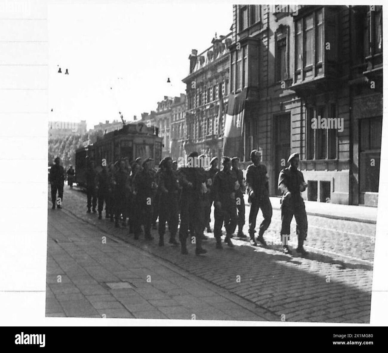 I soldati britannici dell'esercito britannico marciano per le strade di Anversa come parte delle operazioni del 21st Army Group, illustrando la presenza militare nelle aree urbane. Foto Stock