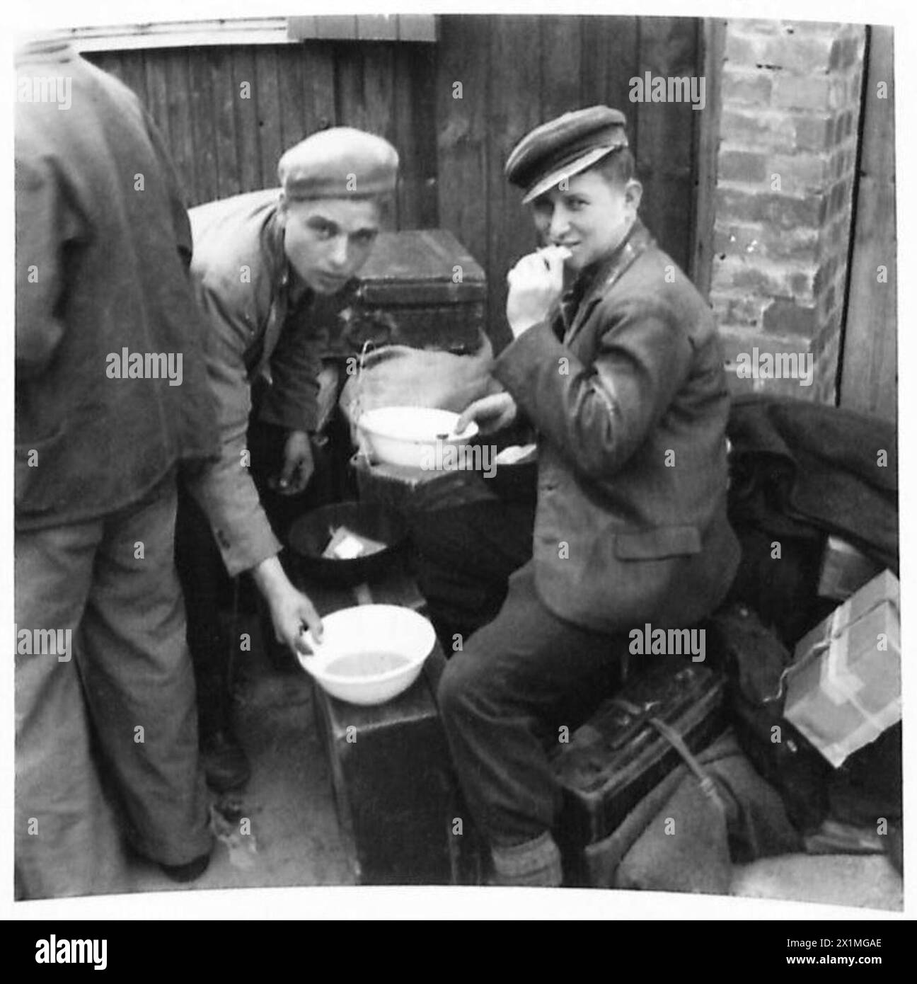 Gli sfollati russi sono mostrati in arrivo in un campo allestito nello zoo di Amburgo, sotto la supervisione del personale dell'esercito britannico del 21st Army Group. Foto Stock