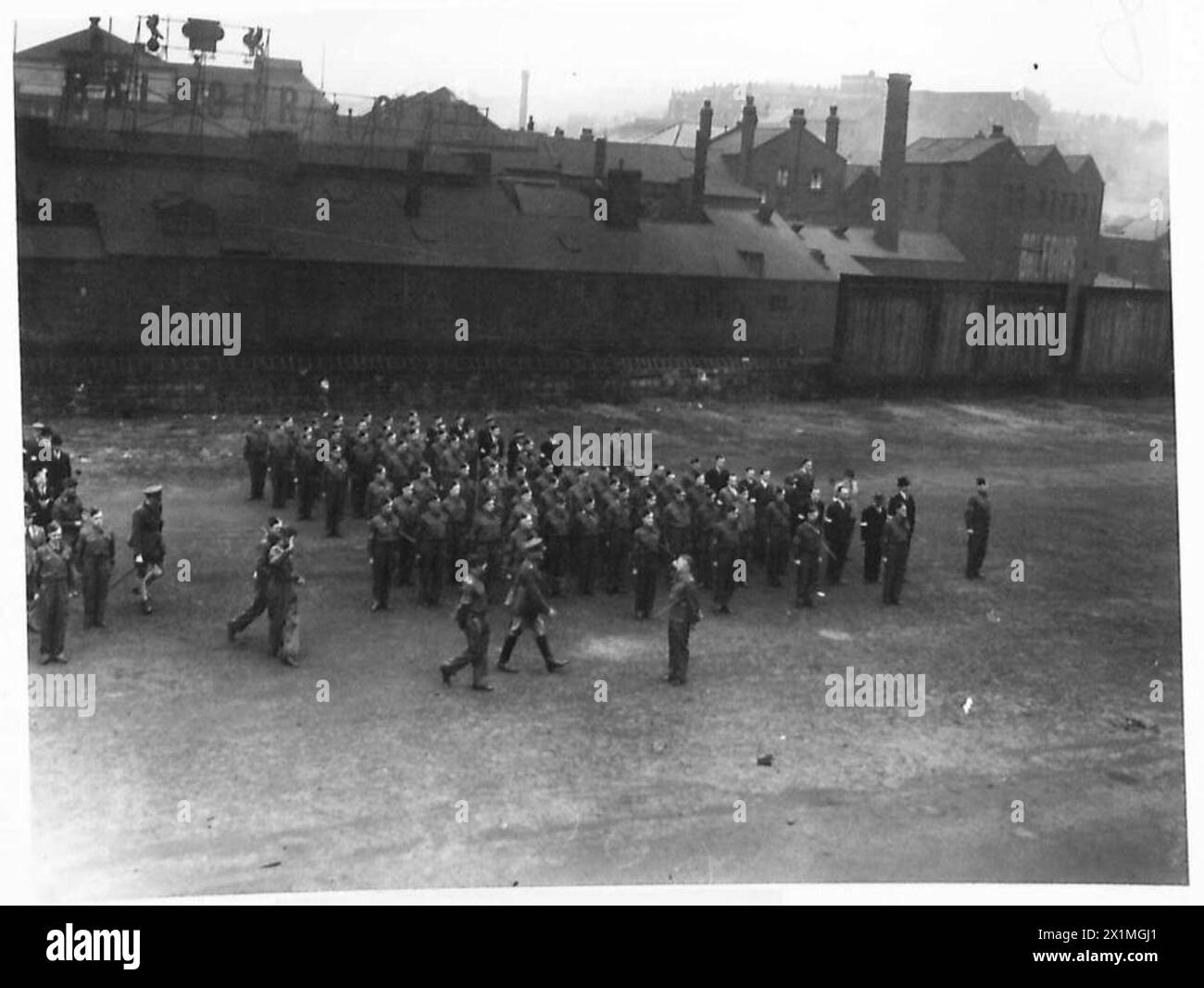 I membri del primo battaglione della Sheffield Home Guards sono ispezionati durante una parata come parte delle attività dell'esercito britannico. Foto Stock