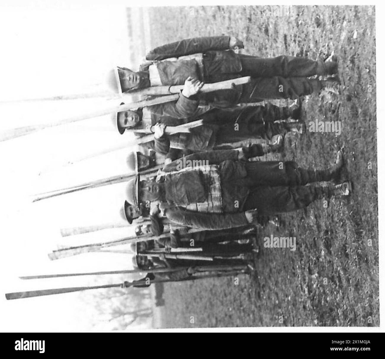 I Royal Engineers si allenano in pontoni a ponte a Reading, esercitando la manovra e il posizionamento dei pontoni per attraversamenti fluviali. Foto Stock