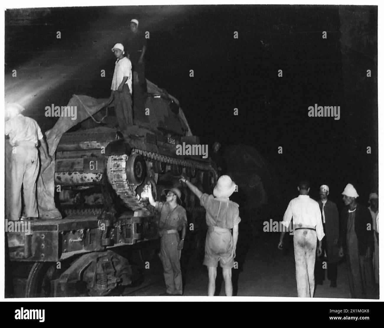 I carri armati vengono caricati su camion presso la banchina in Egitto dopo essere stati scaricati dalle navi dall'esercito britannico. Foto Stock