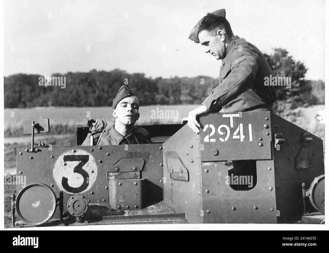 "Il soldato Langley guida per la prima volta una portaerei sotto la guida di un istruttore di sergente, passando dalla vita civile all'addestramento dei soldati nell'esercito britannico." Foto Stock "Il soldato Langley guida per la prima volta una portaerei sotto la guida di un istruttore di sergente, passando dalla vita civile all'addestramento dei soldati nell'esercito britannico." Foto Stock
