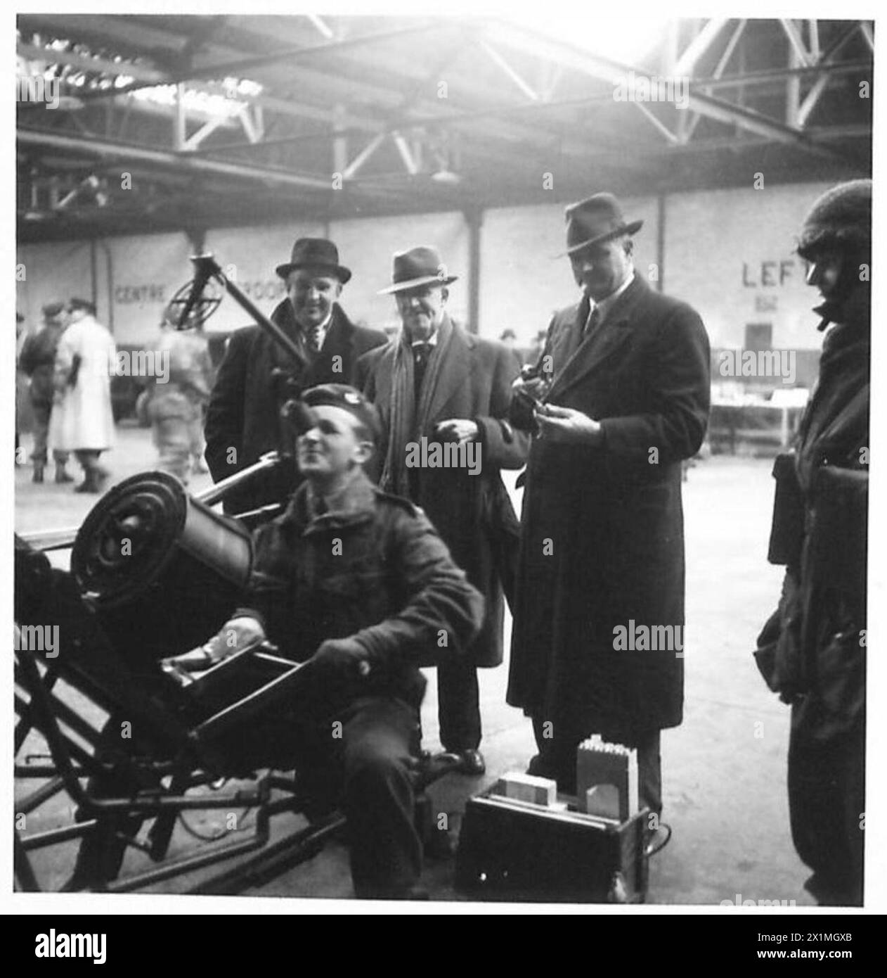 Un cannone antiaereo della Airborne Division viene mostrato ai membri del Parlamento presso l'aerodromo Netheravon, British Army. Foto Stock