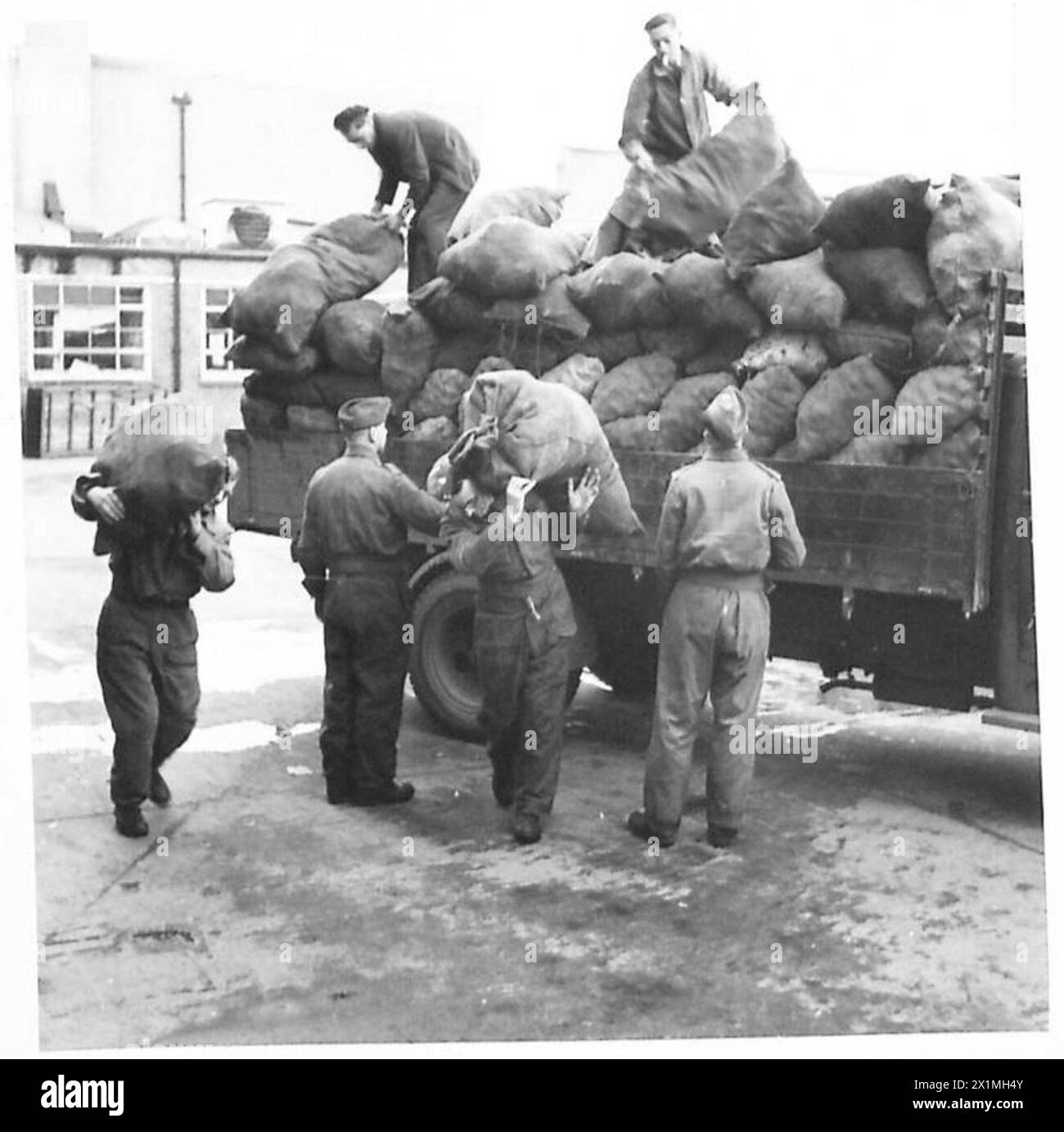 SCUOLA DI CUCINA ATS - le truppe scaricano sacchi di patate da un camion all'arrivo a scuola, British Army Foto Stock