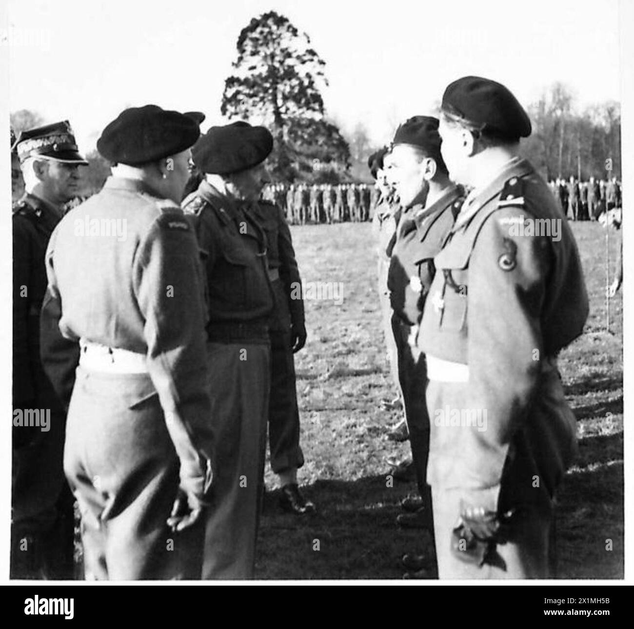 Il generale Montgomery parla con gli ufficiali della 10th Armoured Cavalry Brigade, 1st Polish Armoured Division a Kelso, accompagnati dai generali Maczek e Zając durante il suo tour di ispezione del D-Day. Foto Stock