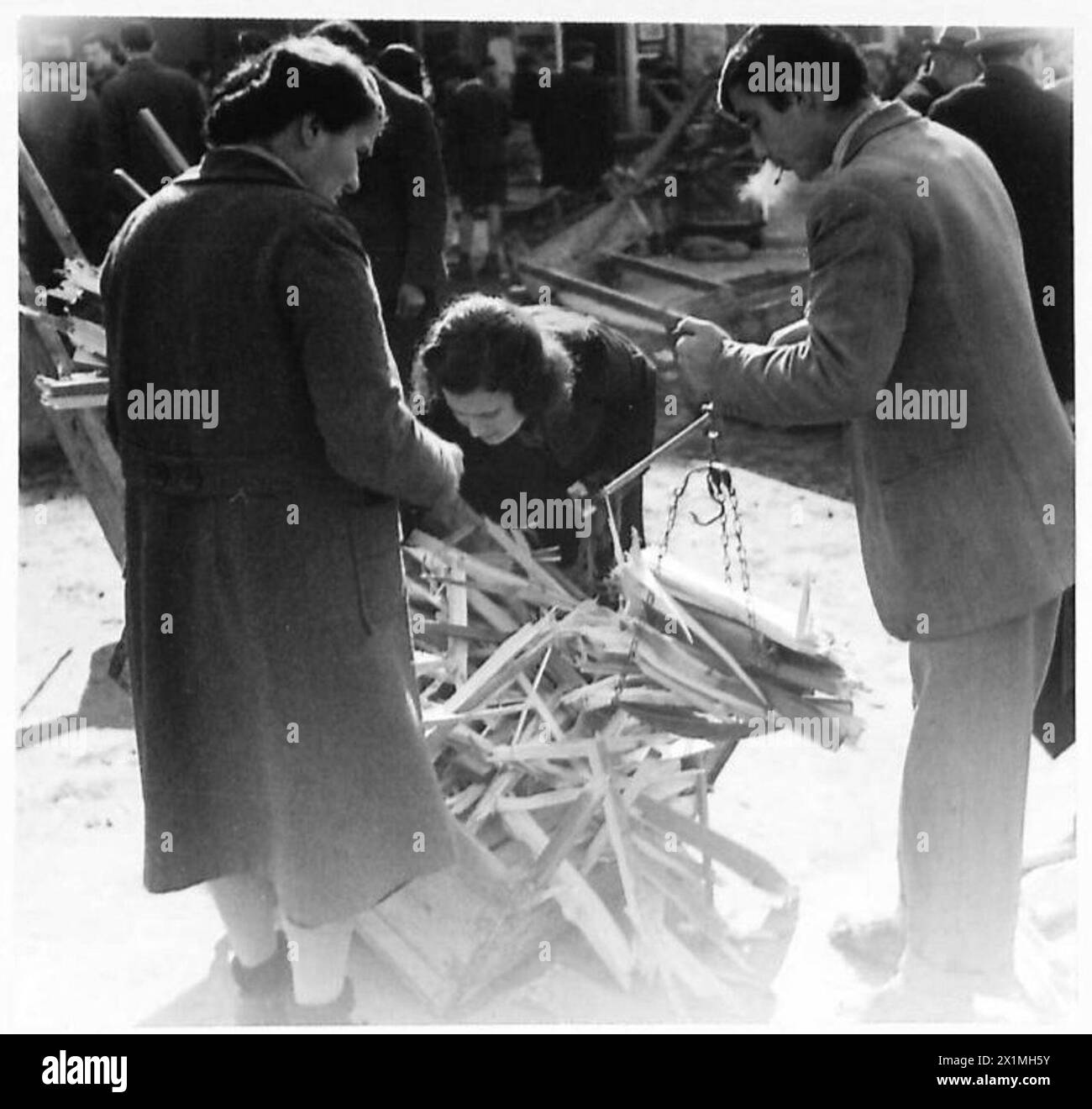 La legna da ardere viene messa in vendita ad Atene, mentre la vita riprende a seguito di disagi osservati dal personale dell'esercito britannico. Foto Stock