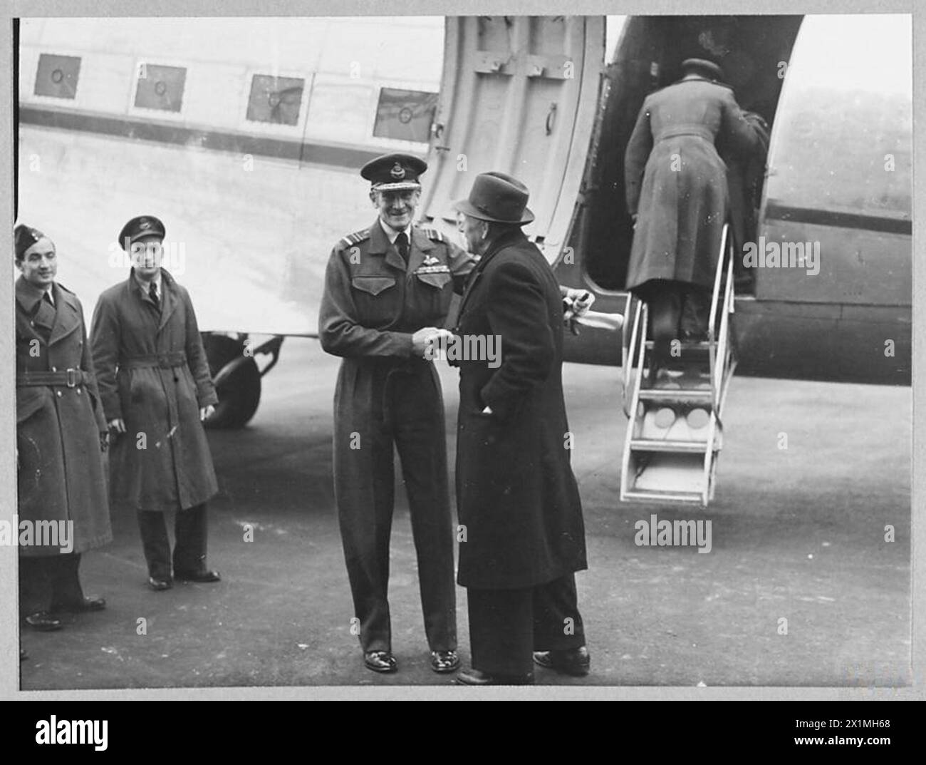 Il maresciallo dell'aria Sir Keith Park parte per il South East Asia Command come Comandante in Capo dell'aria alleata, accompagnato da Lady Park e salutando D. Sullivan del Ministero degli approvvigionamenti neozelandese. Foto Stock