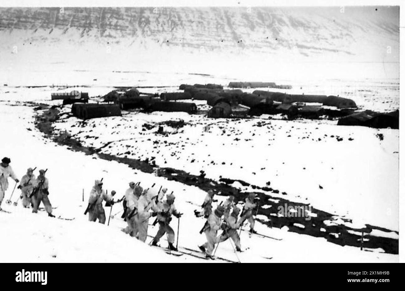 Le truppe del King's Own Yorkshire Light Infantry conducono una pattuglia sciistica a Budareyi in Islanda, eseguendo ricognizioni e operazioni invernali sul campo sotto l'esercito britannico. Foto Stock