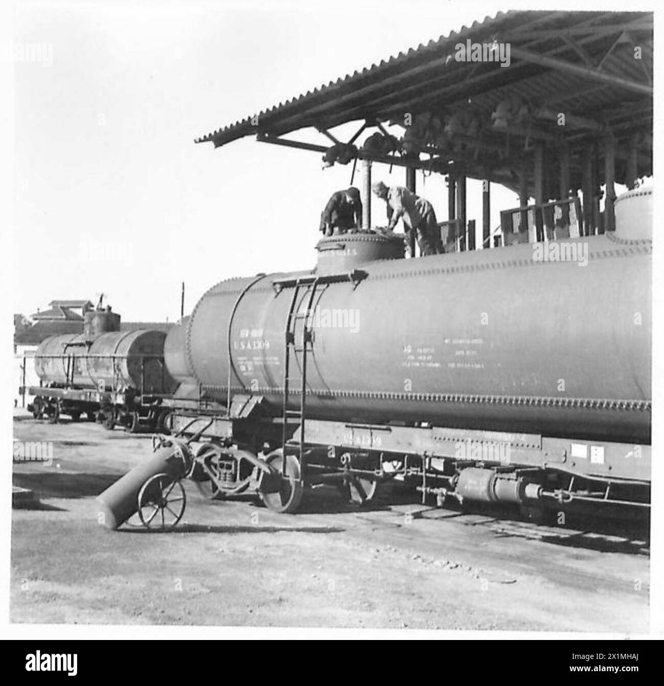 Operazioni della North Africa Bulk Petroleum Storage Company che riempiono i carri armati R.T.C., gestiti dall'esercito britannico durante le operazioni di rifornimento militare. Foto Stock
