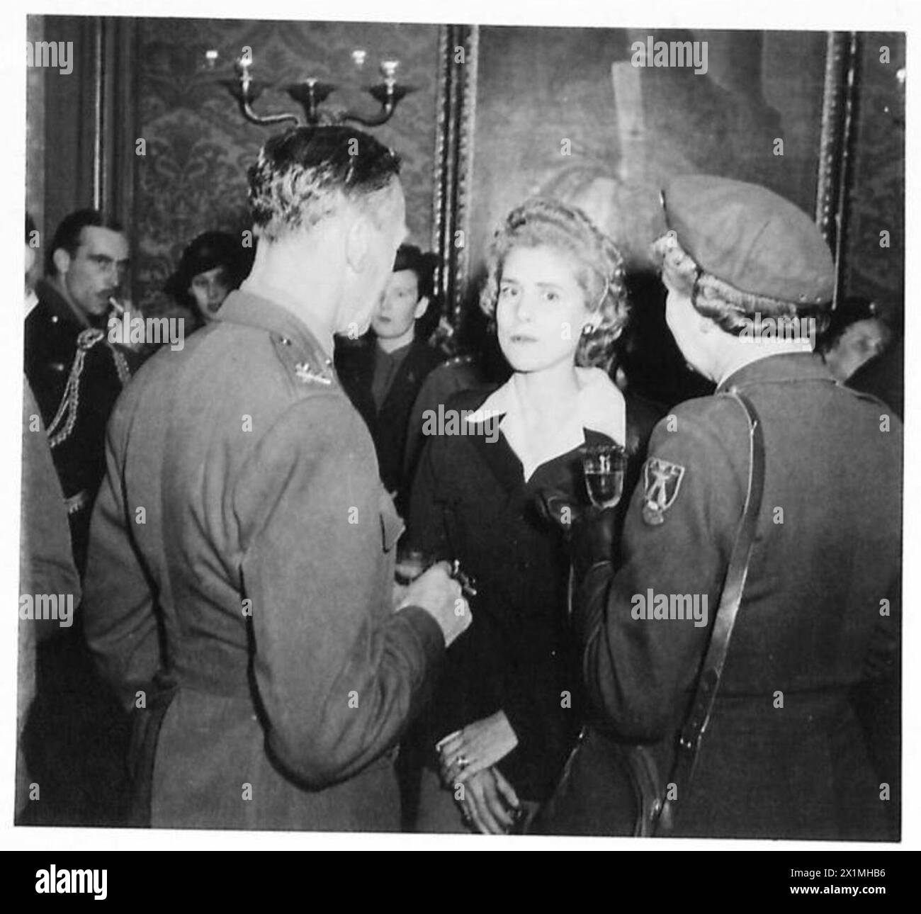 La signora Clare Booth luce ha partecipato a un cocktail party a Roma con un alto ufficiale britannico e una rappresentante della Catholic Women's League, associata agli eventi dell'esercito britannico. Foto Stock