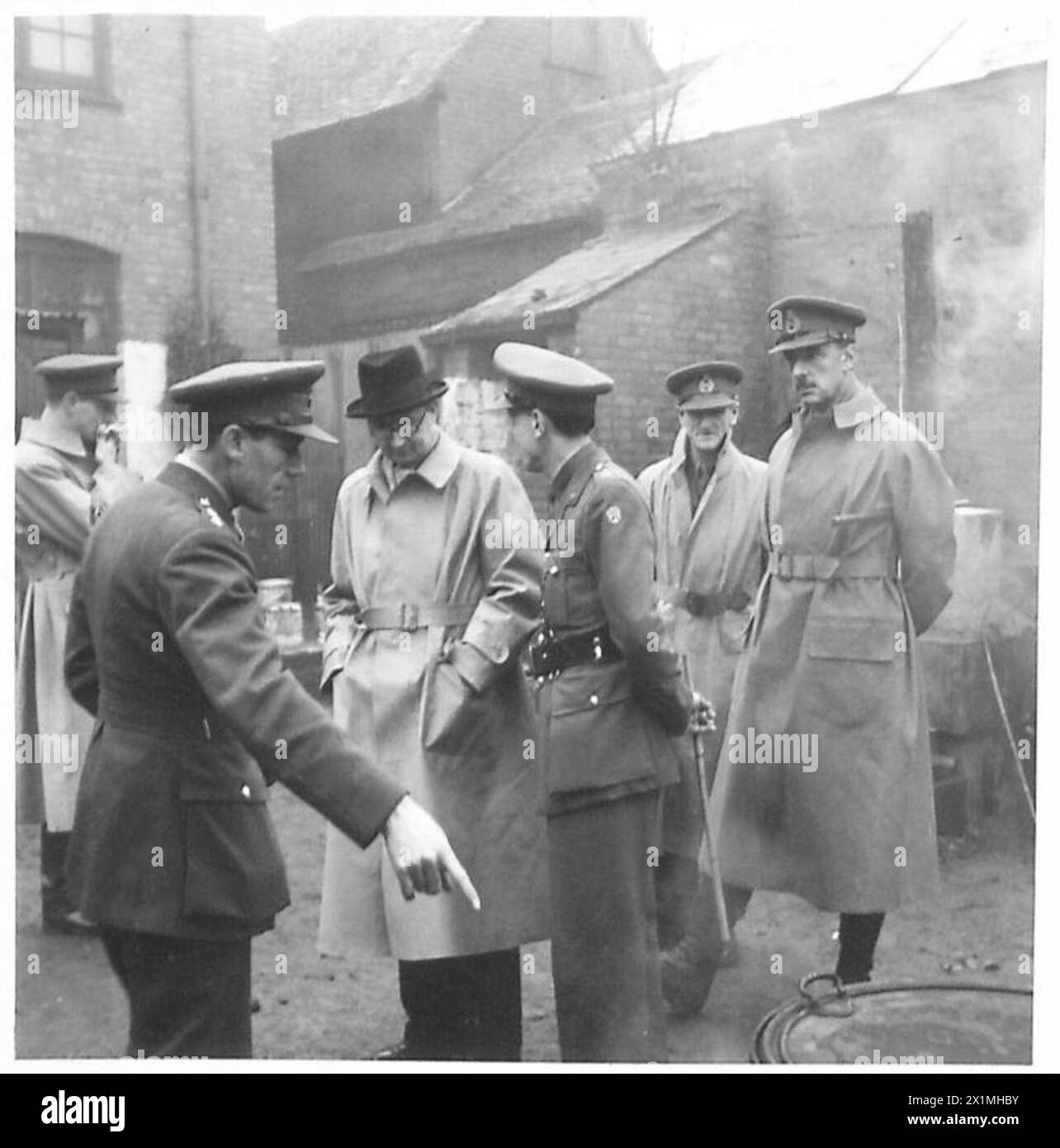 Il Segretario di Stato per la Guerra, il tenente generale Swayne, e gli alti ufficiali ispezionano gli apparecchi di cucina e di risparmio di carburante utilizzati dall'esercito britannico. Foto Stock