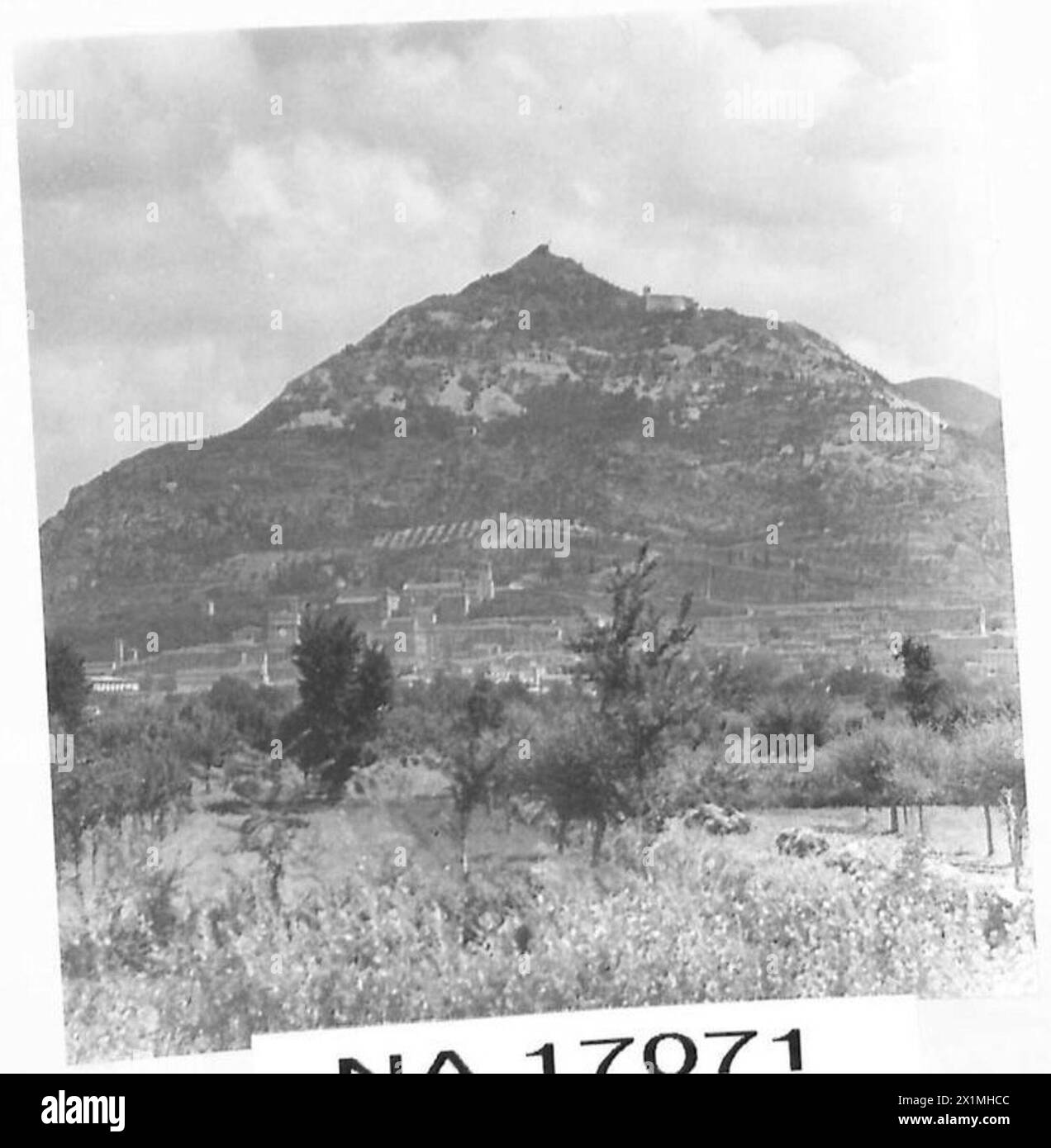 Il Monastero di Sant'Ubaldo sul Monte Ingino si affaccia sulla città di Gubbio, illustrando l'osservazione strategica dell'alta quota, British Army. Foto Stock