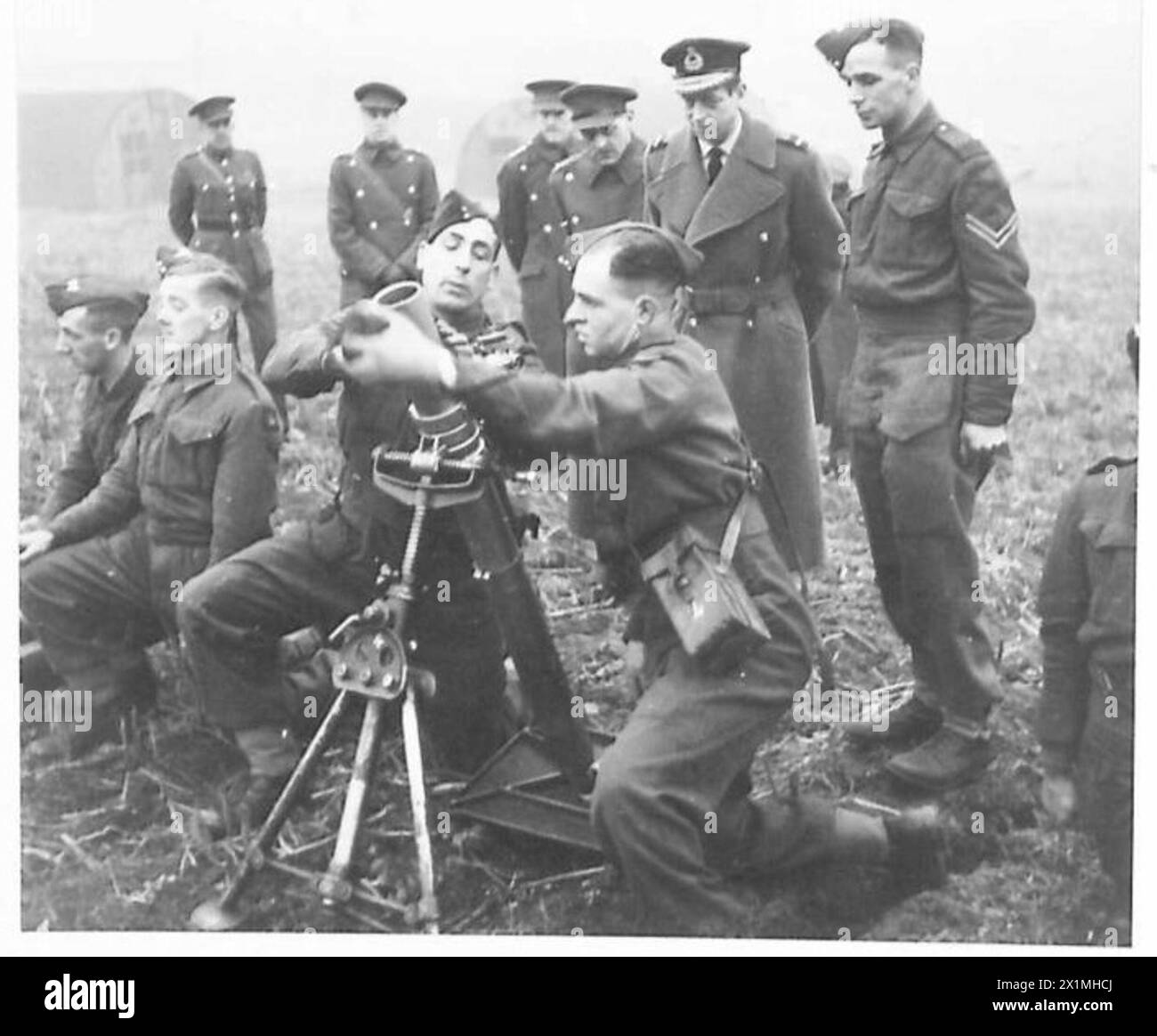 IL DUCA DI KENT IN SCOZIA - durante l'ispezione, il duca di Kent vide le truppe in addestramento con un mortaio da 3' Trench, British Army Foto Stock