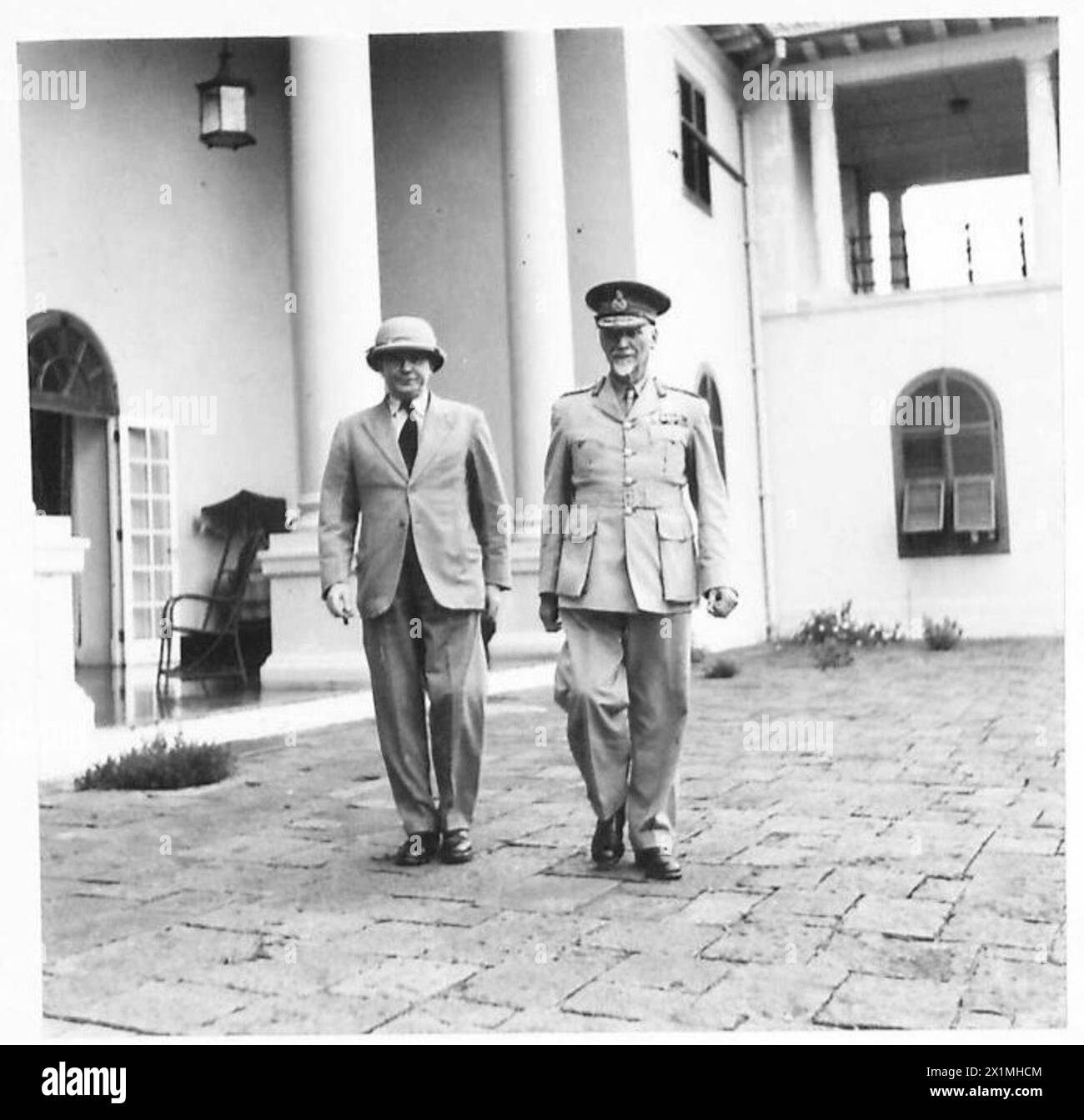 Il generale Smuts e il Governatore del Kenya camminano nei terreni della Government House durante la presenza dell'esercito britannico in Kenya. Foto Stock