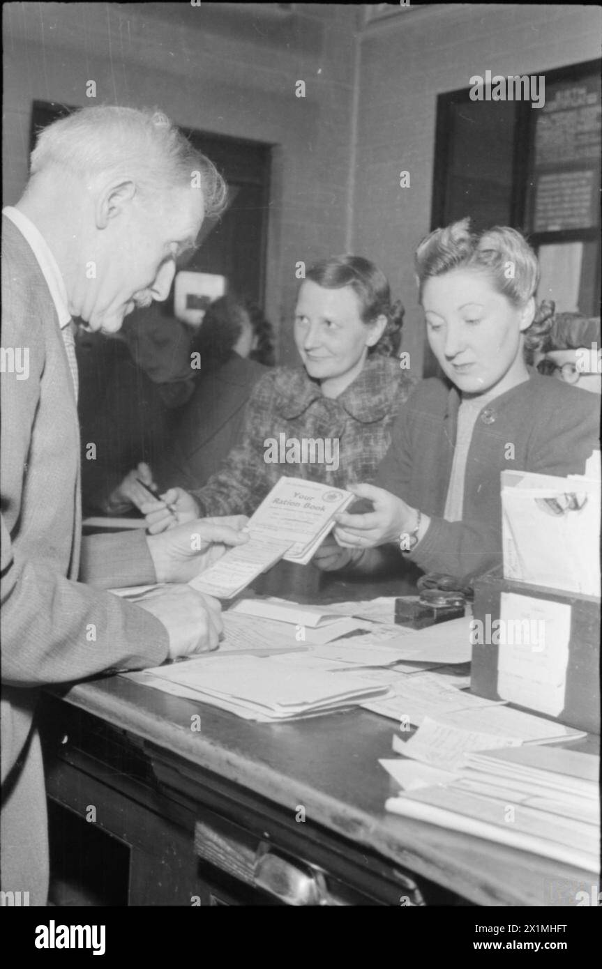 Il libro delle razioni e la carta d'identità di vera Elliott sono controllati dal dipartimento di assistenza della fabbrica al suo arrivo per il lavoro in fabbrica in tempo di guerra nel Regno Unito. Foto Stock