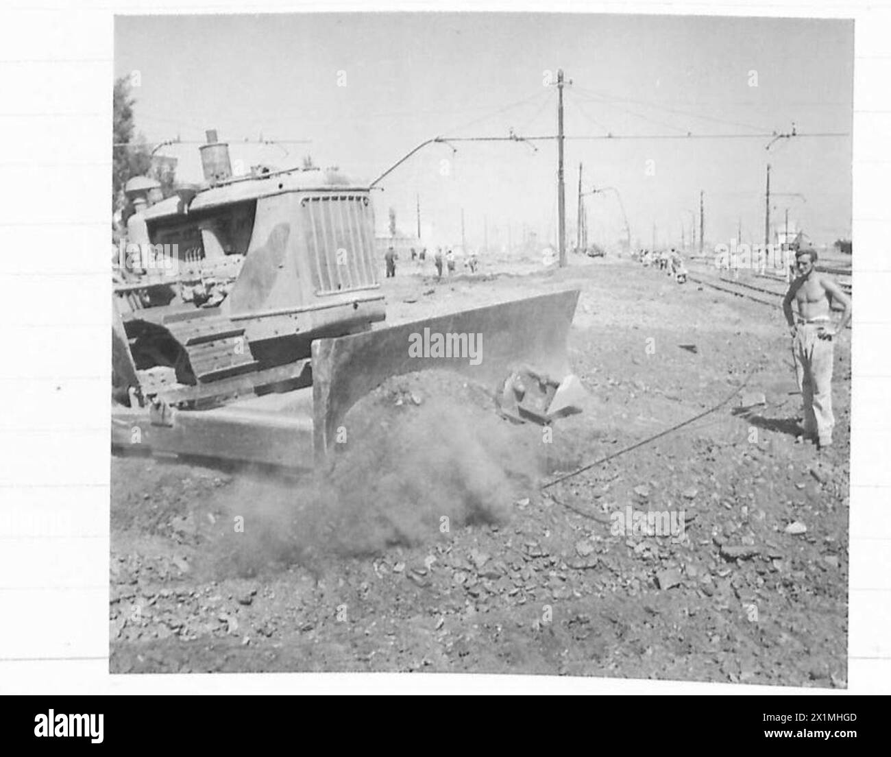 OTTAVO ESERCITO: RICOSTRUZIONE FERROVIARIA - Un bulldozer che riempie crateri bomba e rimuove i resti di carrozze e carri, British Army Foto Stock