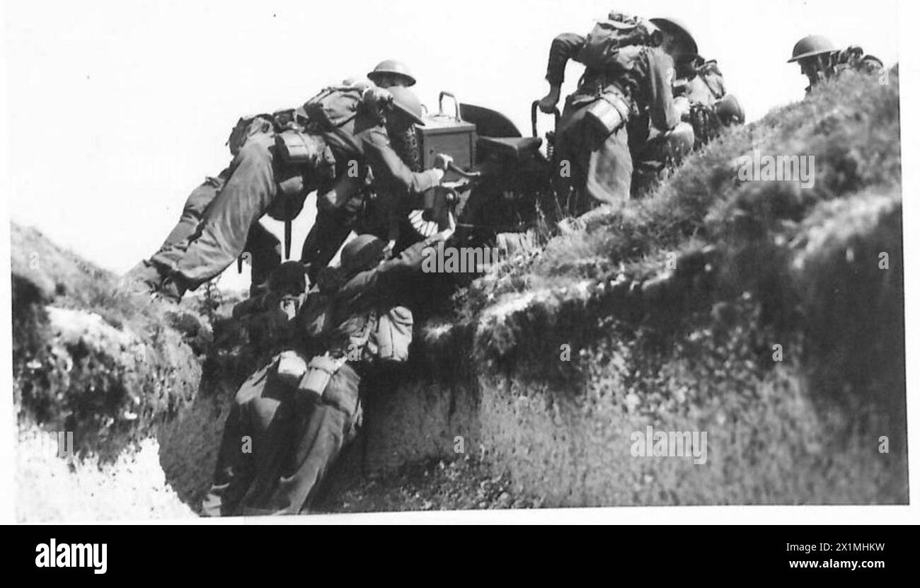 I soldati del 1st Battalion dell'esercito britannico, Northumberland Fusiliers, sollevano una combinazione di motociclette oltre gli ostacoli, esercitando la mobilità sul campo e le operazioni tattiche. Foto Stock