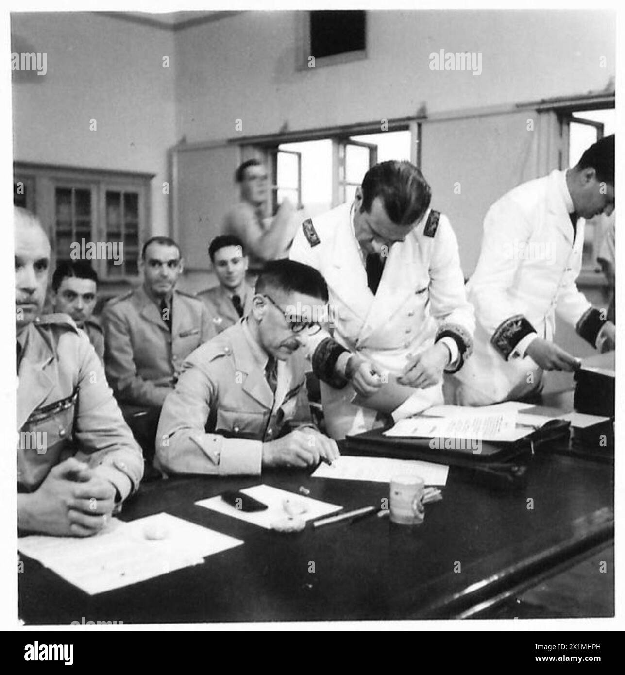 Il generale de Verdillac di Vichy in Francia firma una convenzione di pace con il governo siriano, testimoniato dal generale Sir Henry Wilson in rappresentanza dell'esercito britannico a Sidney Smith Barracks, acri. Foto Stock