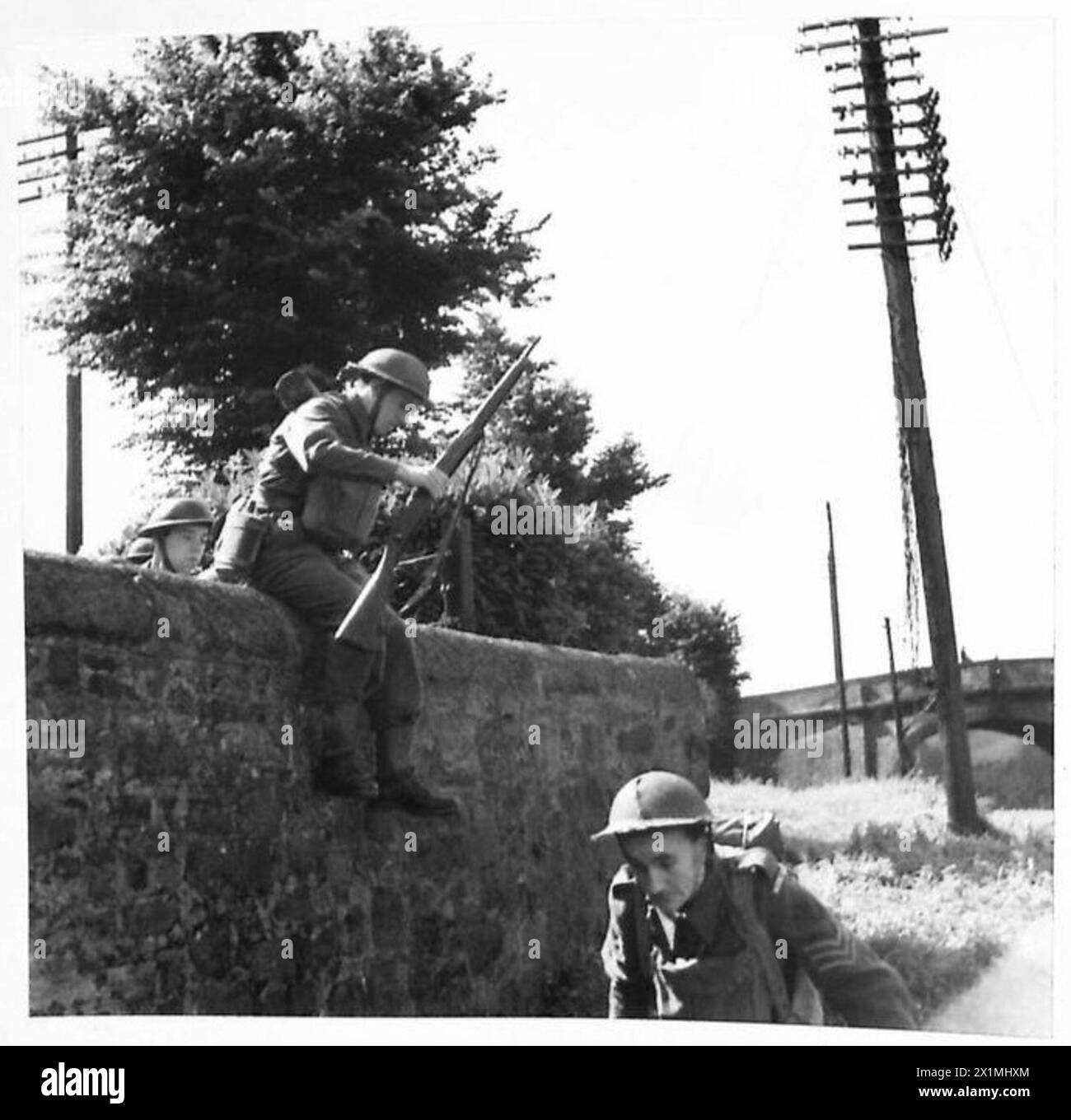 Una sezione motociclistica della Home Guard partecipa a un esercizio combinato dell'esercito e della Guardia Nazionale, utilizzando motociclette con sidecar costruiti in base alle specifiche della Guardia Nazionale. Il personale dell'esercito britannico supervisiona le operazioni. Foto Stock