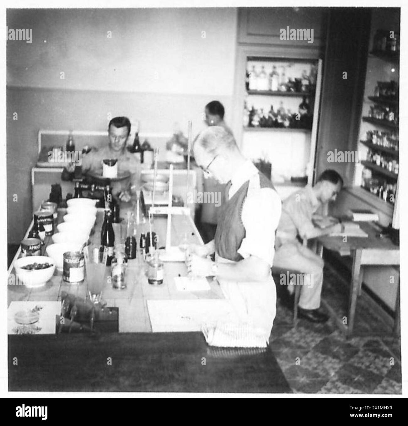 Fase finale del test alimentare per la contaminazione da metallo per i soldati in Nord Africa, British Army. Foto Stock